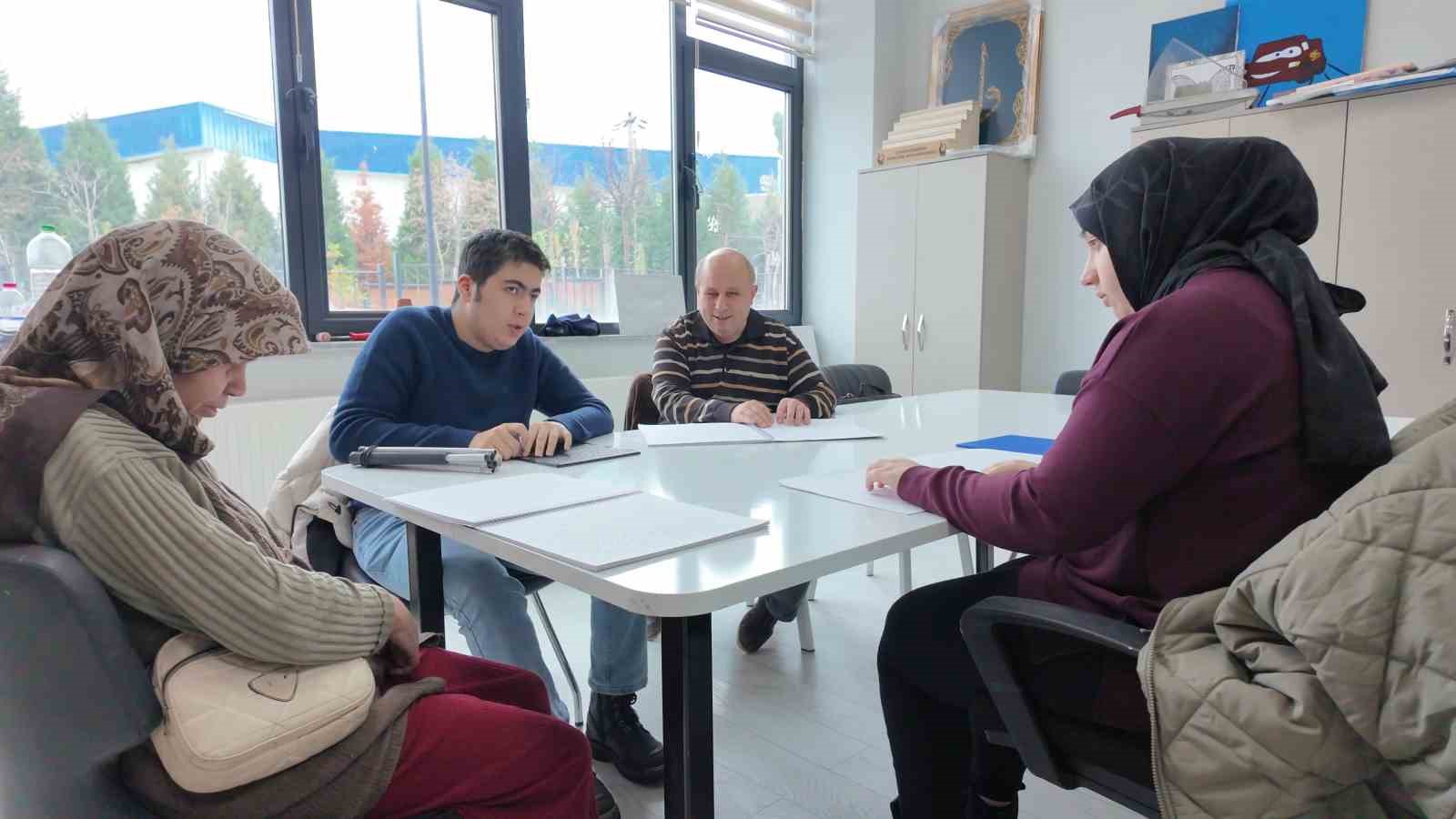 G&ouml;rme engelliler Braille alfabesiyle Kur&rsquo;an-ı Kerim &ouml;ğreniyor
