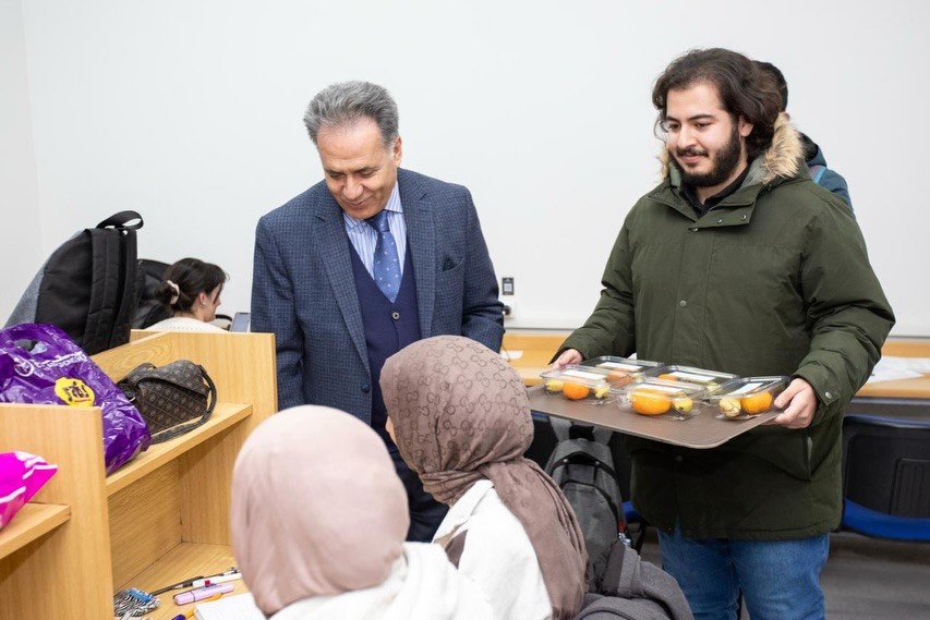 İn&ouml;n&uuml; &Uuml;niversitesi&rsquo;nde final haftasında &ouml;ğrencilere meyve ikramı
