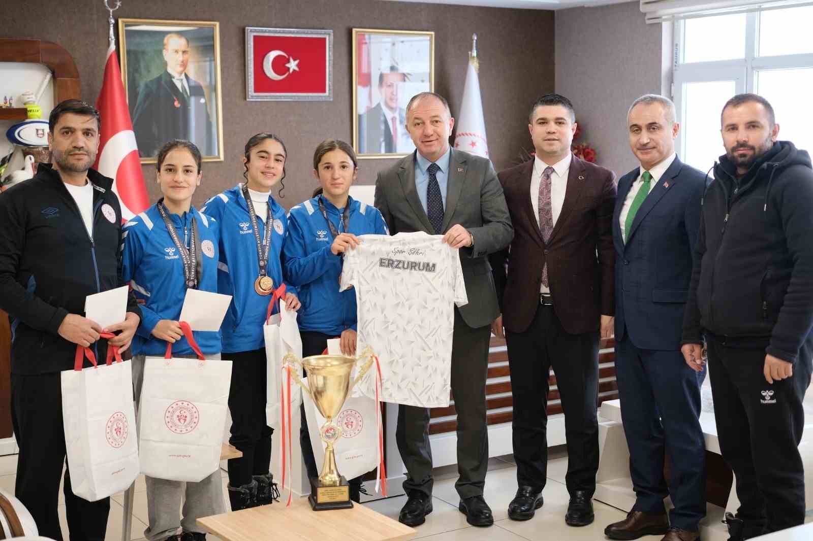 Çakmur şampiyon atletleri ödüllendirdi