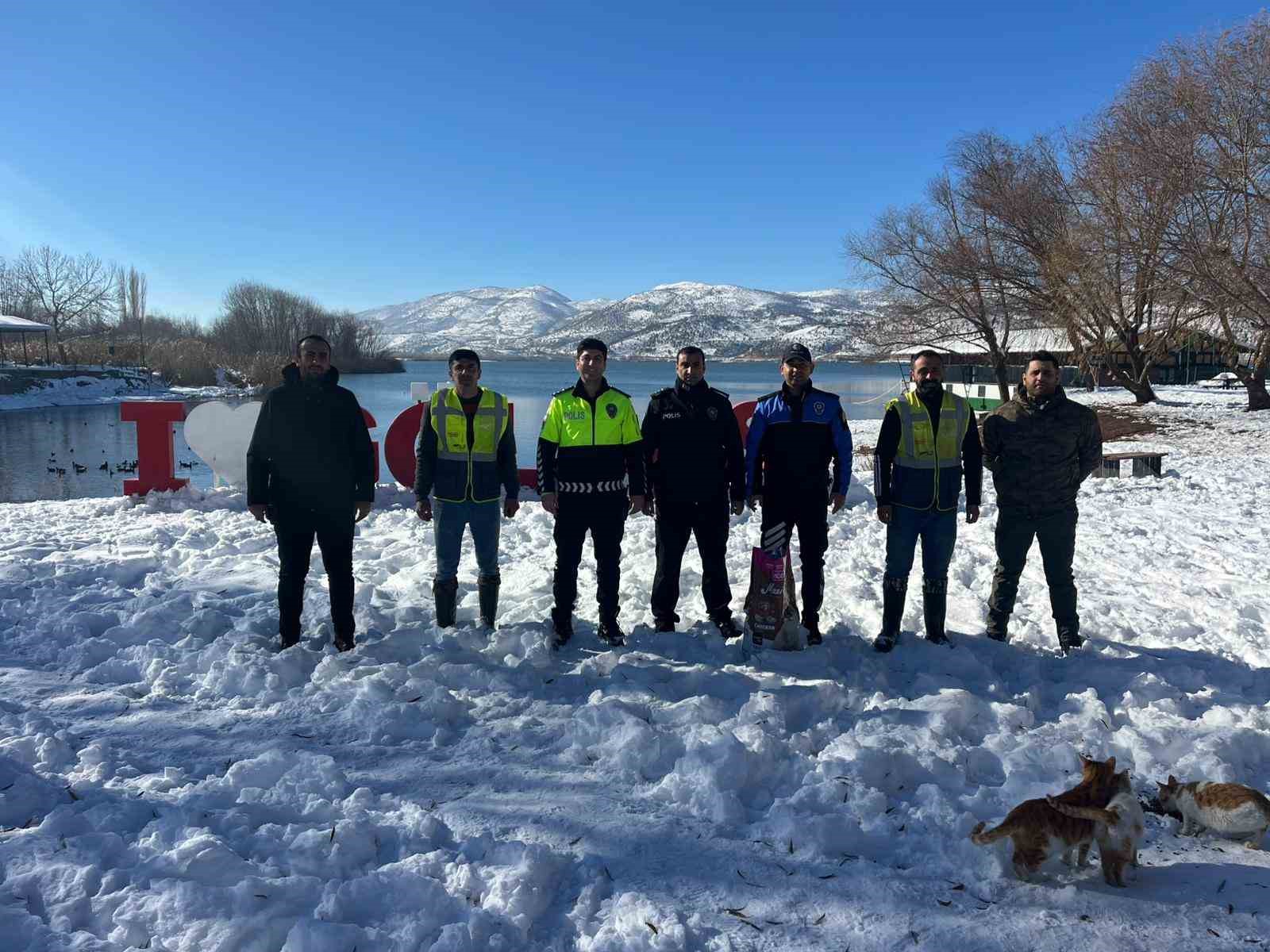 Gölbaşı ilçesinde polisler sokak hayvanları için mama bıraktı