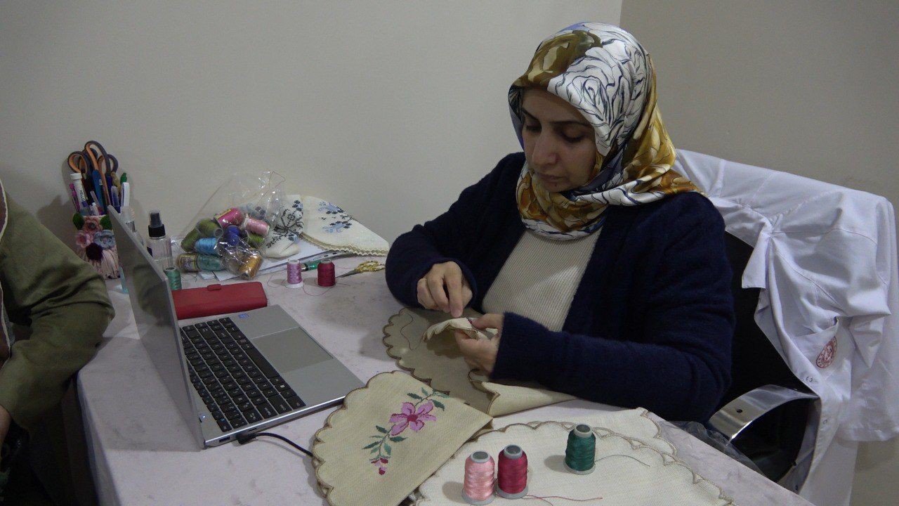 Ağrı&rsquo;da halk eğitim kurslarında kadınlar sayıca erkekleri ge&ccedil;ti
