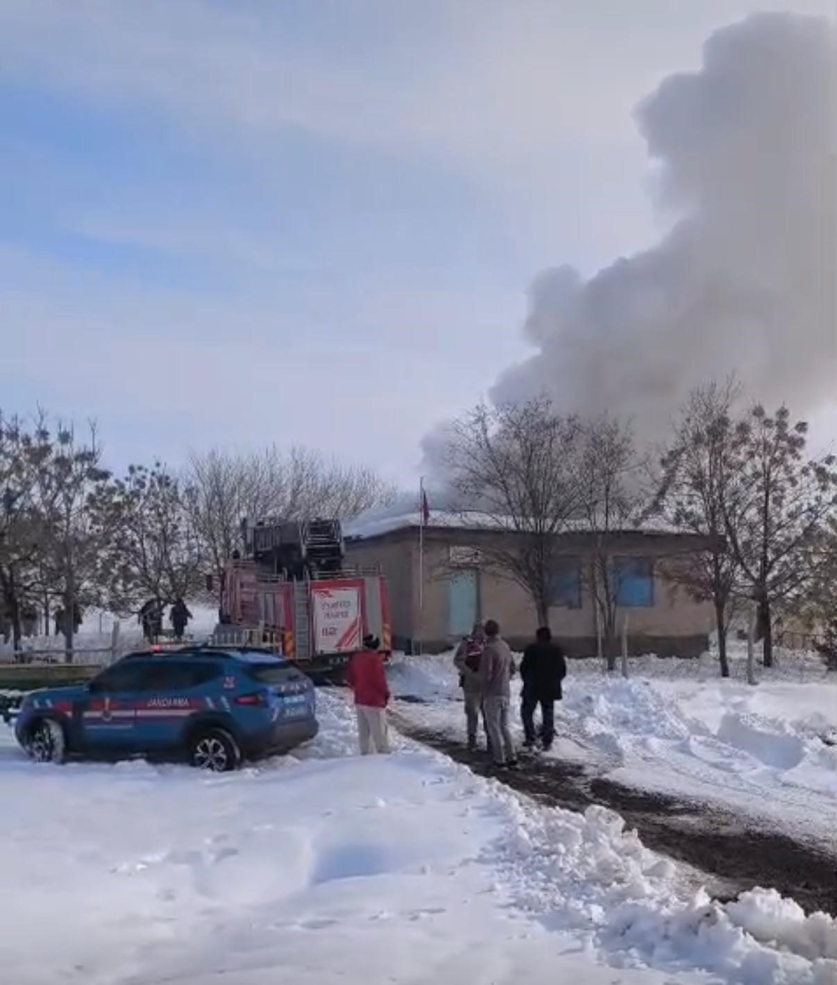 Diyarbakır&rsquo;da okulda yakılan soba &ccedil;atıya sı&ccedil;radı, &ouml;ğrenciler tahliye edildi
