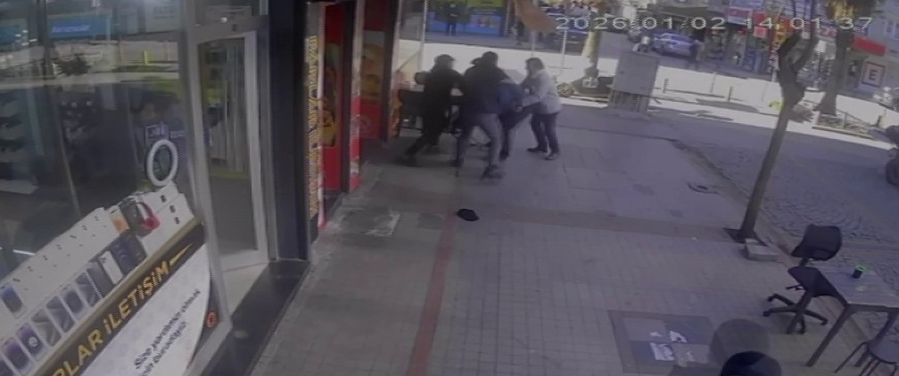 Pendik&rsquo;te oyuncak silahla kuyumcu soygunu girişimi: Esnaf m&uuml;dahale etti