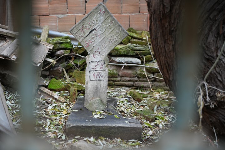 Edirne&rsquo;de ilgin&ccedil; manzara: Osmanlı d&ouml;nemi kabri apartman bah&ccedil;esinde kaldı