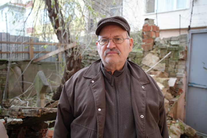 Edirne&rsquo;de ilgin&ccedil; manzara: Osmanlı d&ouml;nemi kabri apartman bah&ccedil;esinde kaldı