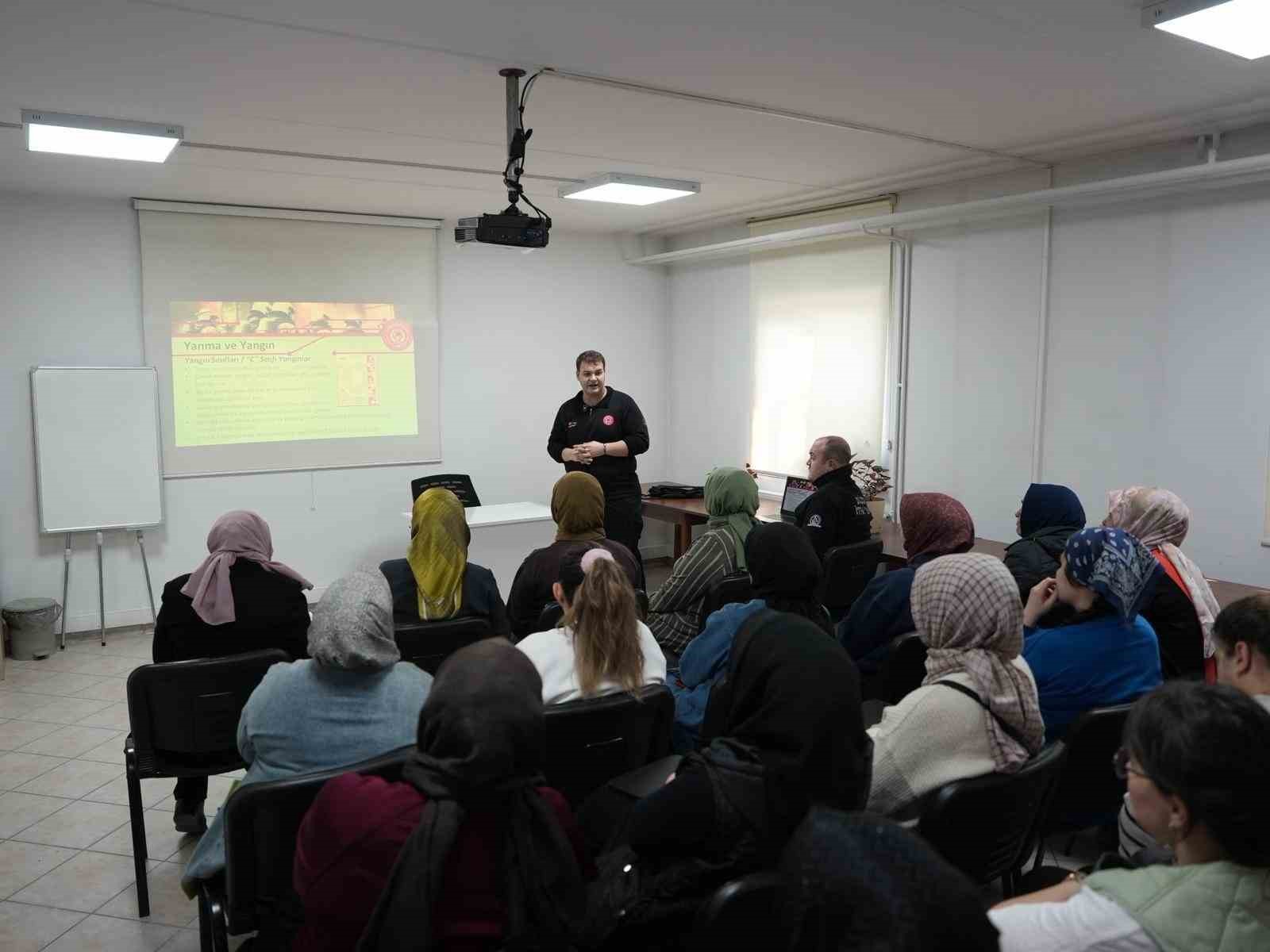 Yangına kadınlar yangın t&uuml;p&uuml;yle m&uuml;dahale etti
