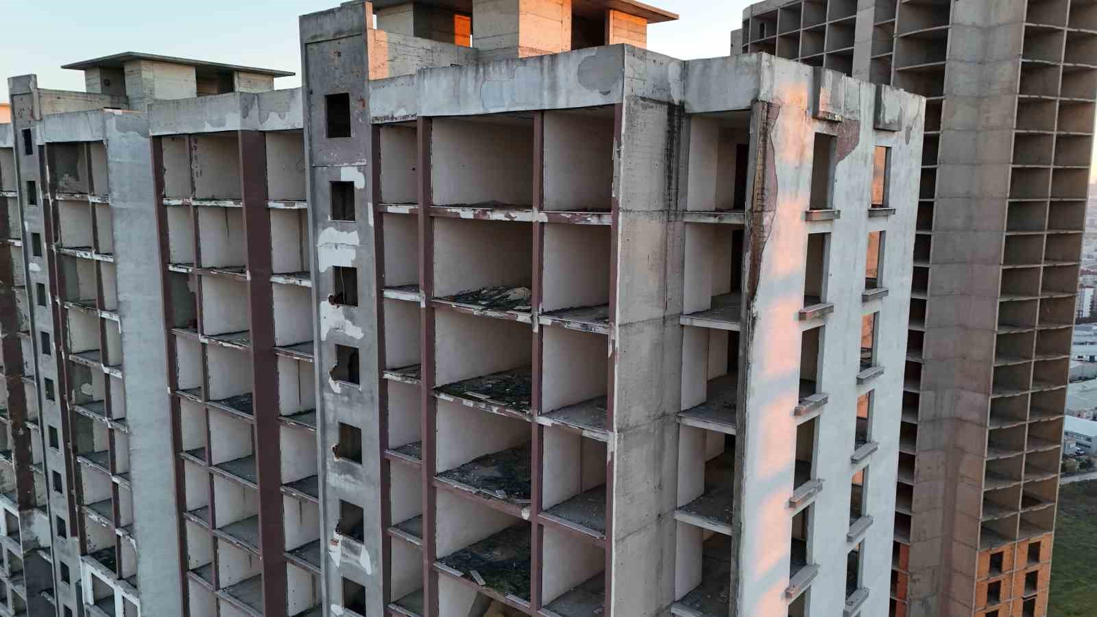 İstanbul&rsquo;un g&ouml;kdelen mezarlıkları Esenyurt&rsquo;ta havadan g&ouml;r&uuml;nt&uuml;lendi
