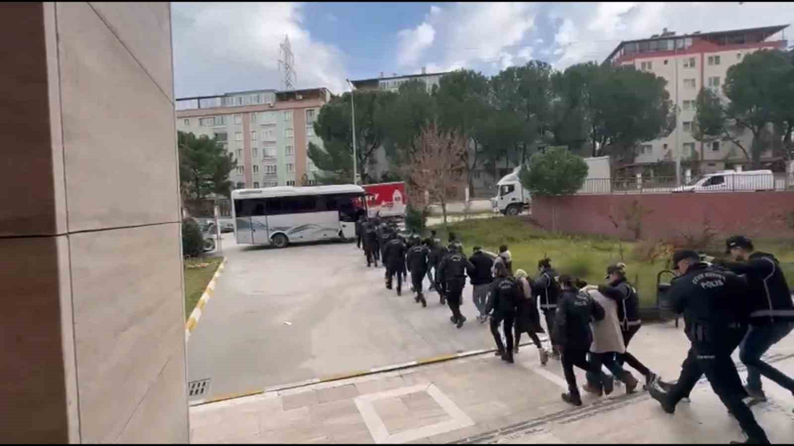 Manisa&rsquo;da su&ccedil; &ouml;rg&uuml;t&uuml;ne darbe: 15 ş&uuml;pheli g&ouml;zaltında
