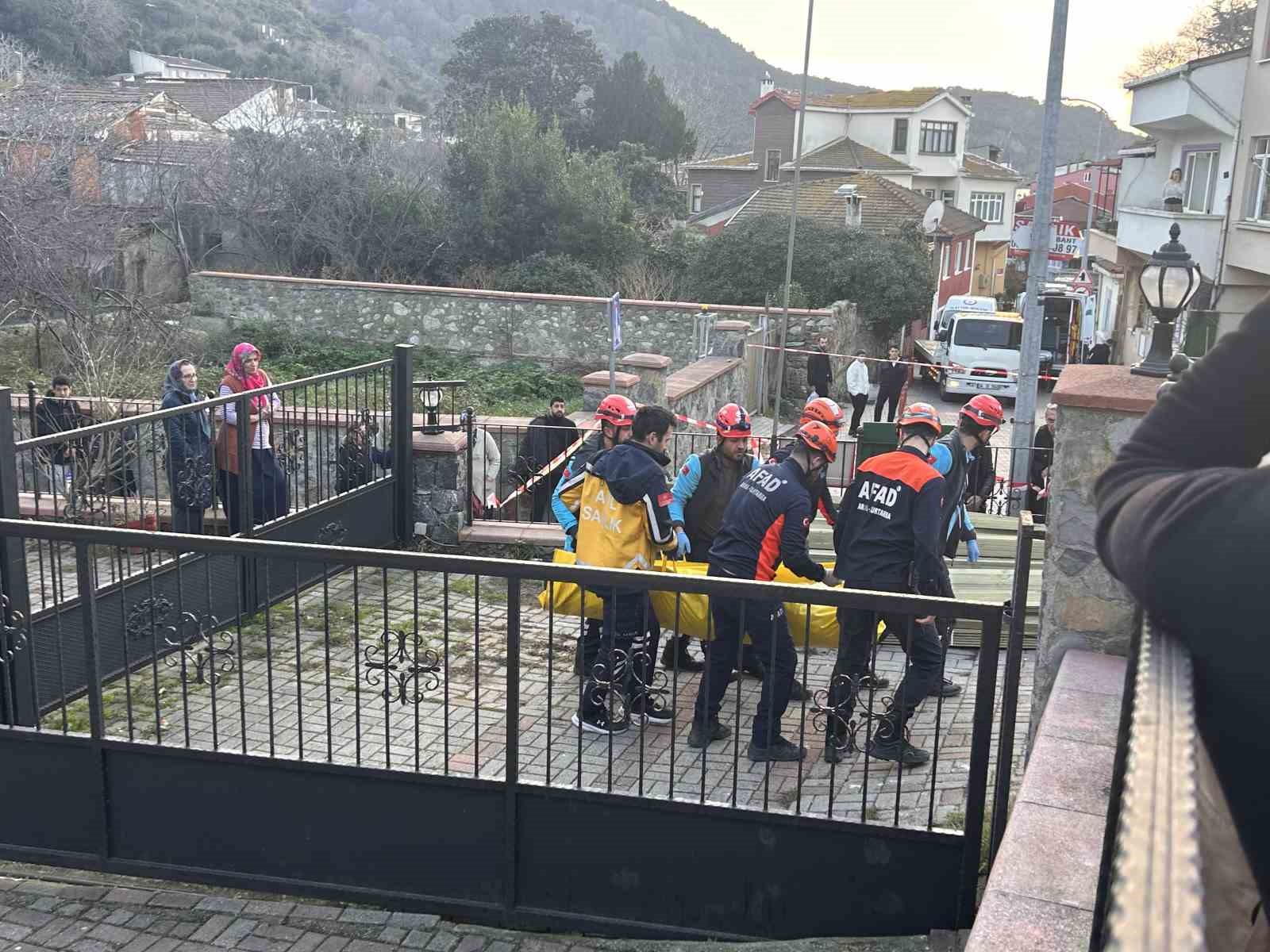 Beykoz&rsquo;da feci kaza: Kamyon d&uuml;kkana daldı, 2 kişi hayatını kaybetti
