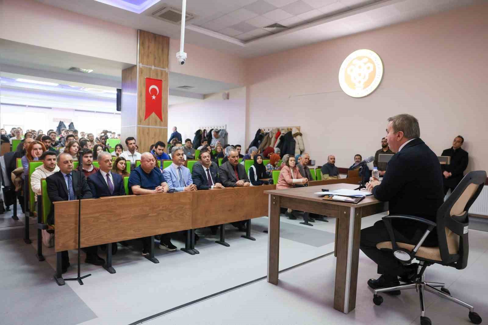 Vali Aydoğdu&rsquo;dan gen&ccedil;lere mesaj: "Gen&ccedil;ler y&uuml;ksek sesle değil, aynı hizadan konuşulmak istiyor"
