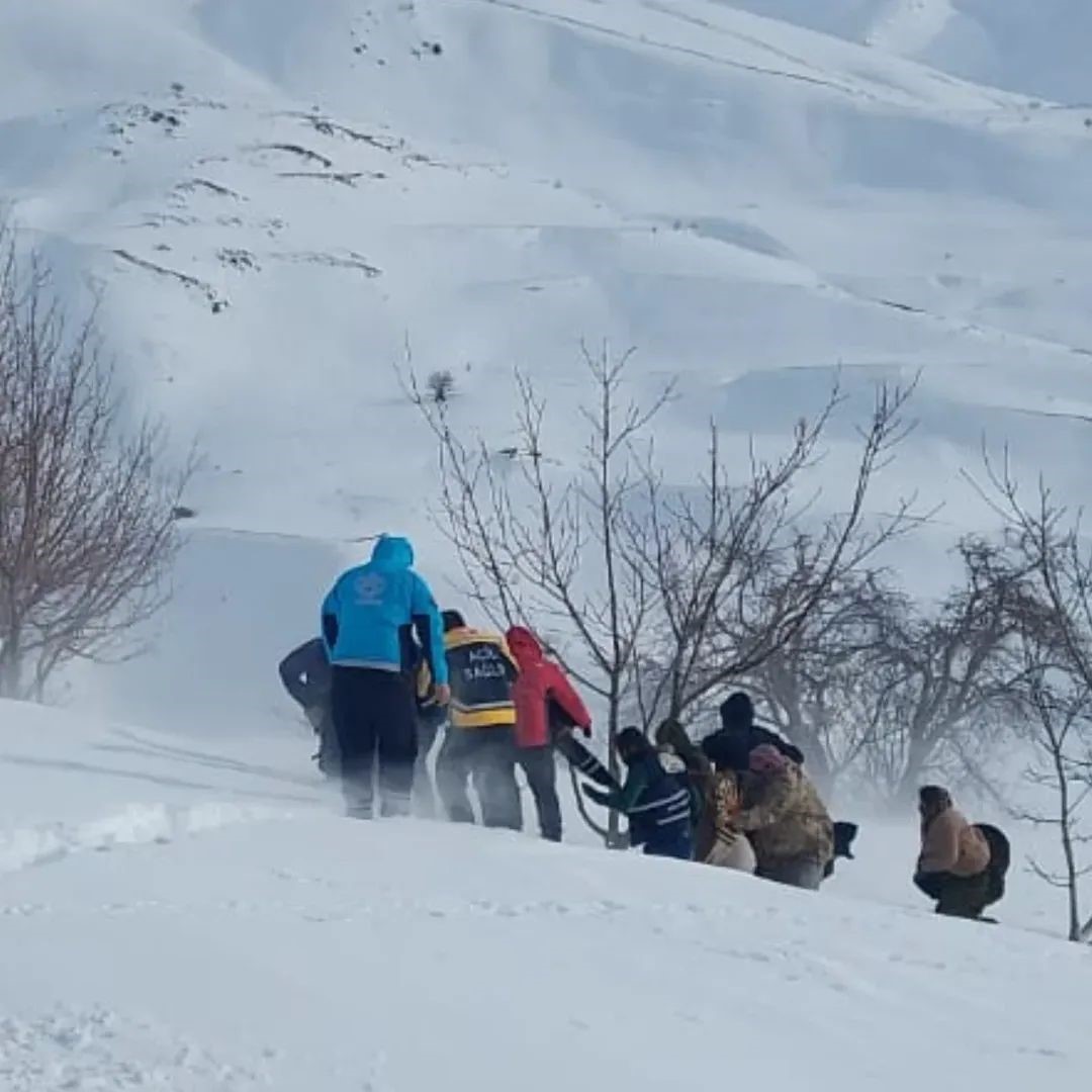 Bah&ccedil;esaray&rsquo;da hamile kadın helikopterle hastaneye ulaştırıldı

