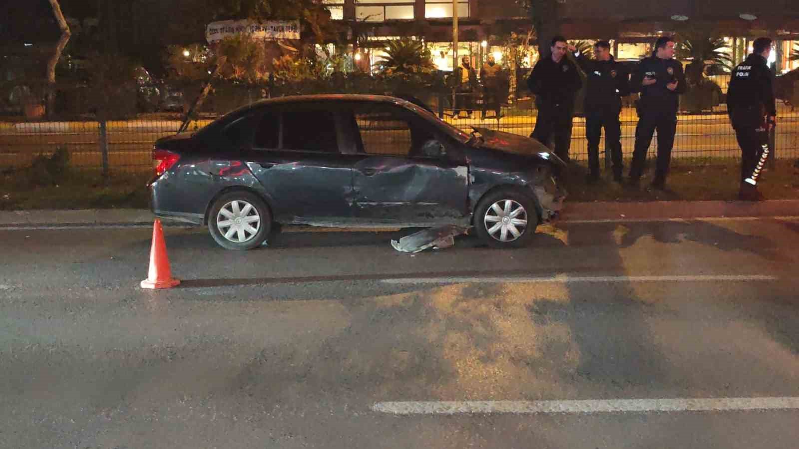 Antalya&rsquo;da polisten ka&ccedil;an s&uuml;r&uuml;c&uuml; kaza yaptı
