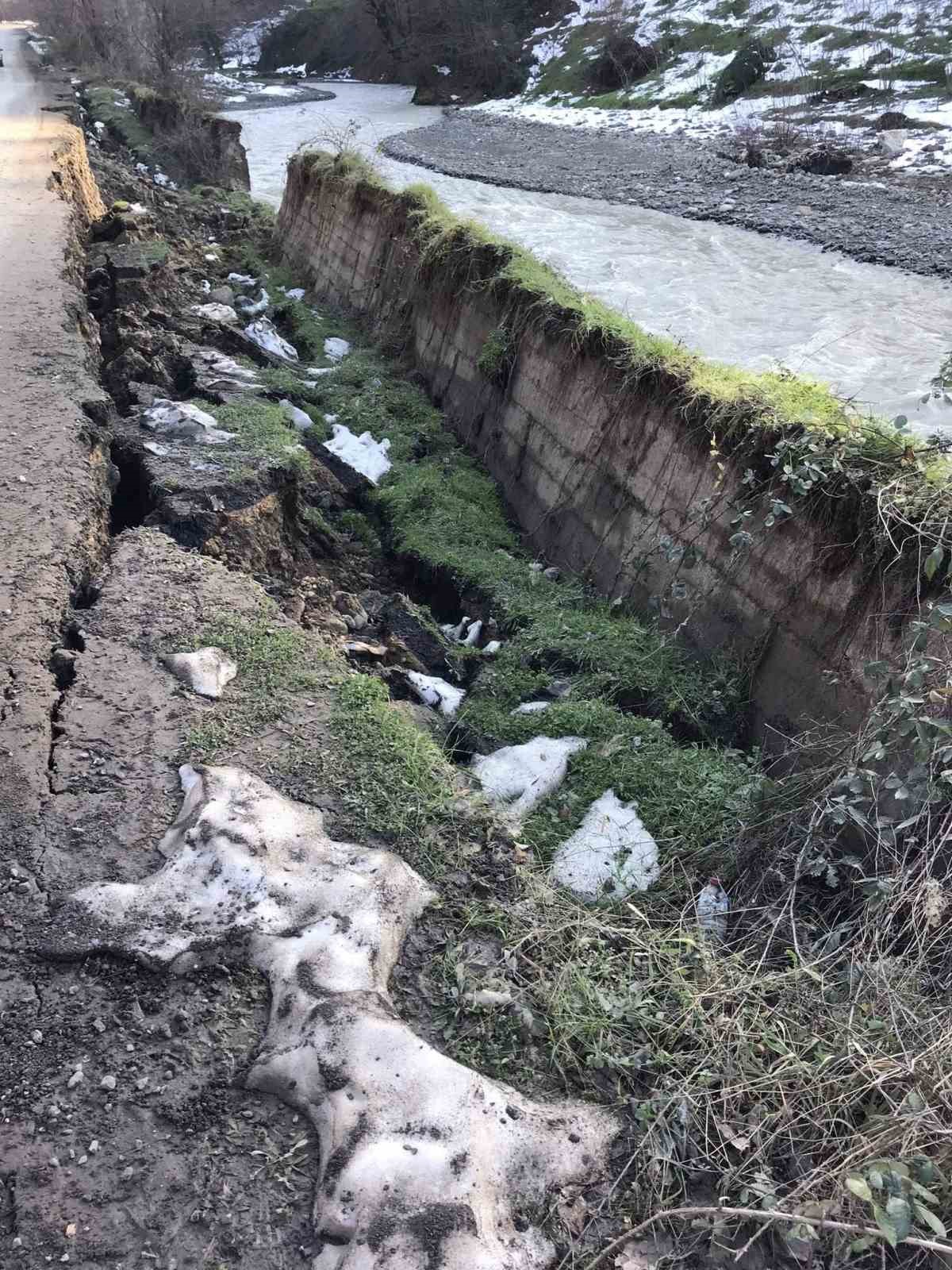 Alaplı&rsquo;da istinat duvarı &ccedil;&ouml;kt&uuml;
