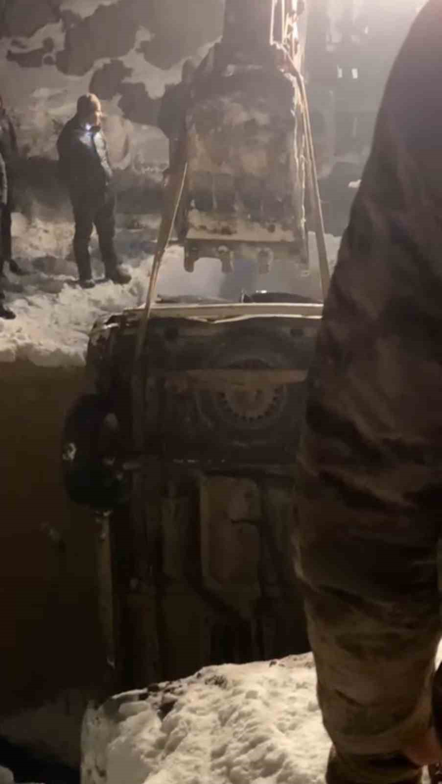 Y&uuml;ksekova&rsquo;da buzlanma nedeniyle k&ouml;pr&uuml;den d&uuml;şen otomobildeki 4 kişi yaralandı
