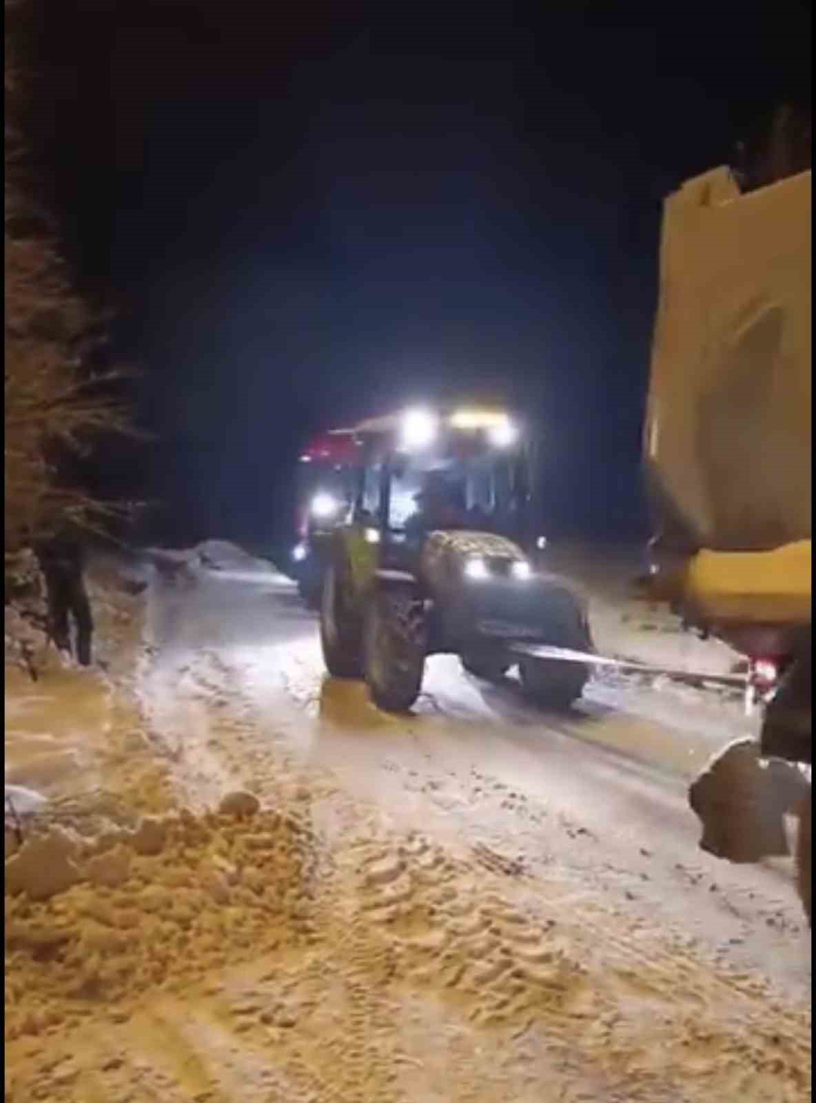 Yolda kalan tır, konvoy halinde &ccedil;ekilerek kurtarıldı

