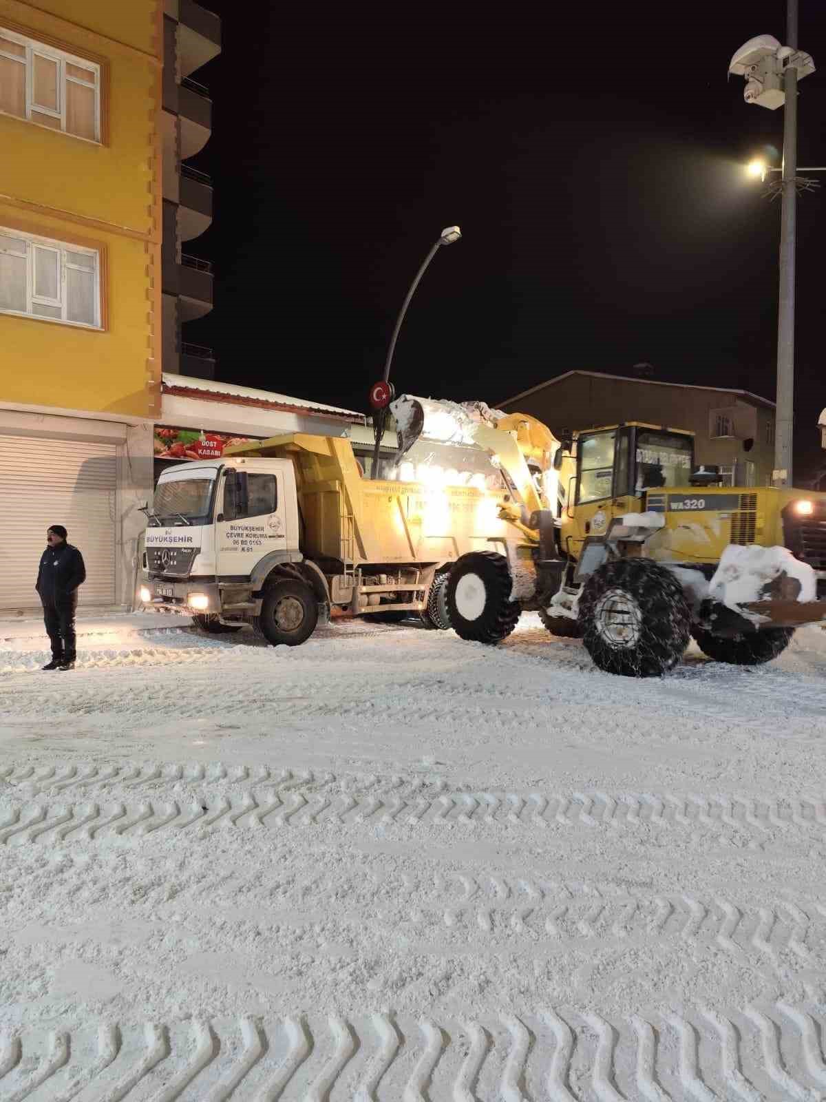 Diyadin&rsquo;de ekiplerin karla m&uuml;cadele mesaisi
