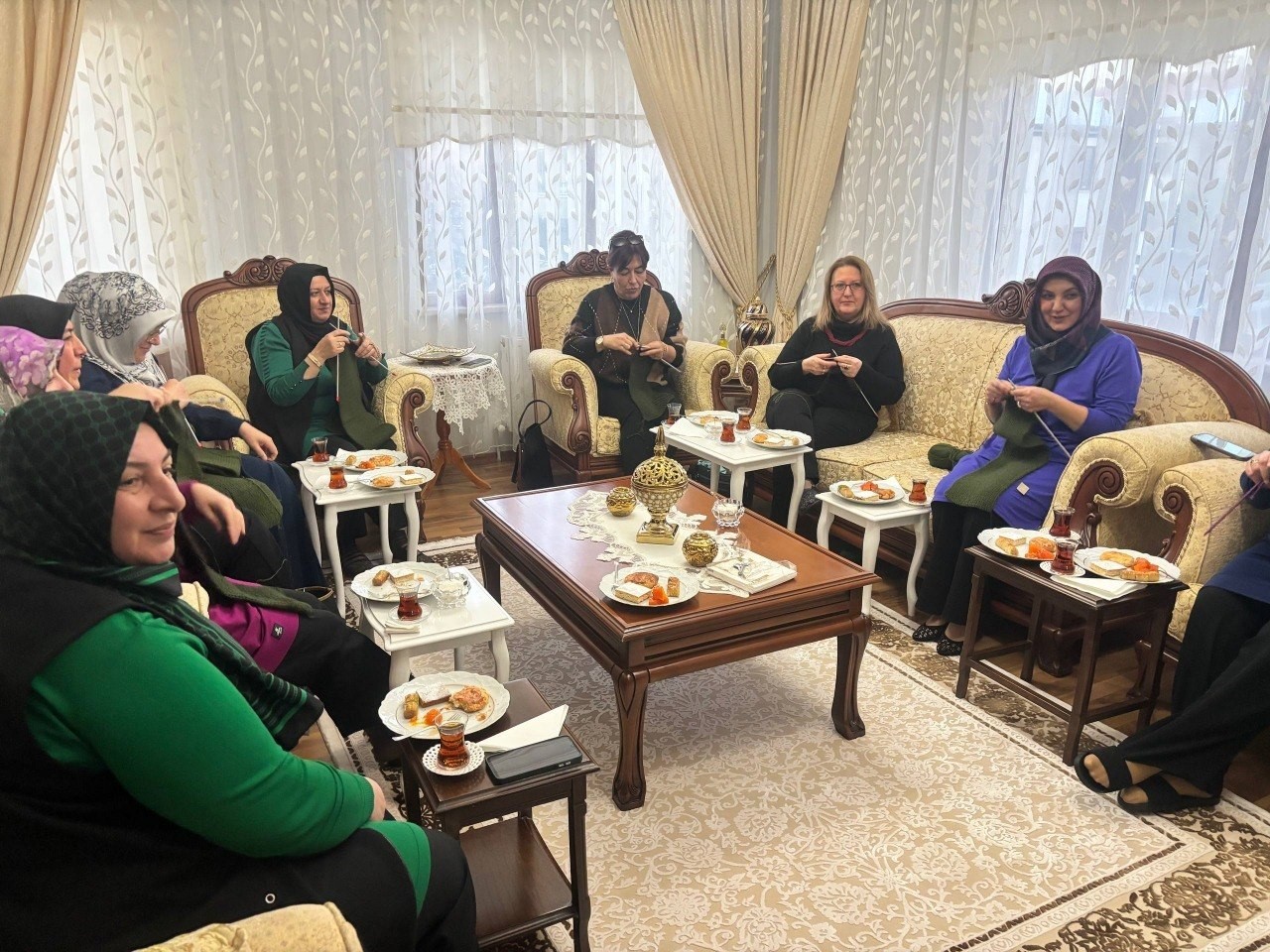 Erzincanlı g&ouml;n&uuml;ll&uuml; annelerden Mehmet&ccedil;iğe ilmek ilmek destek
