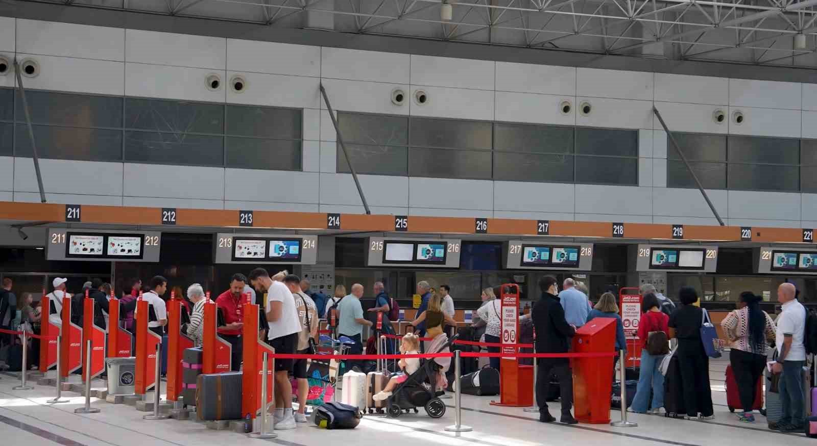 Bakan Uraloğlu: "12 aylık d&ouml;nemde &uuml;st ge&ccedil;işler ile birlikte toplam 2 milyon 507 bin 399 u&ccedil;ak trafiğine ulaştık"
