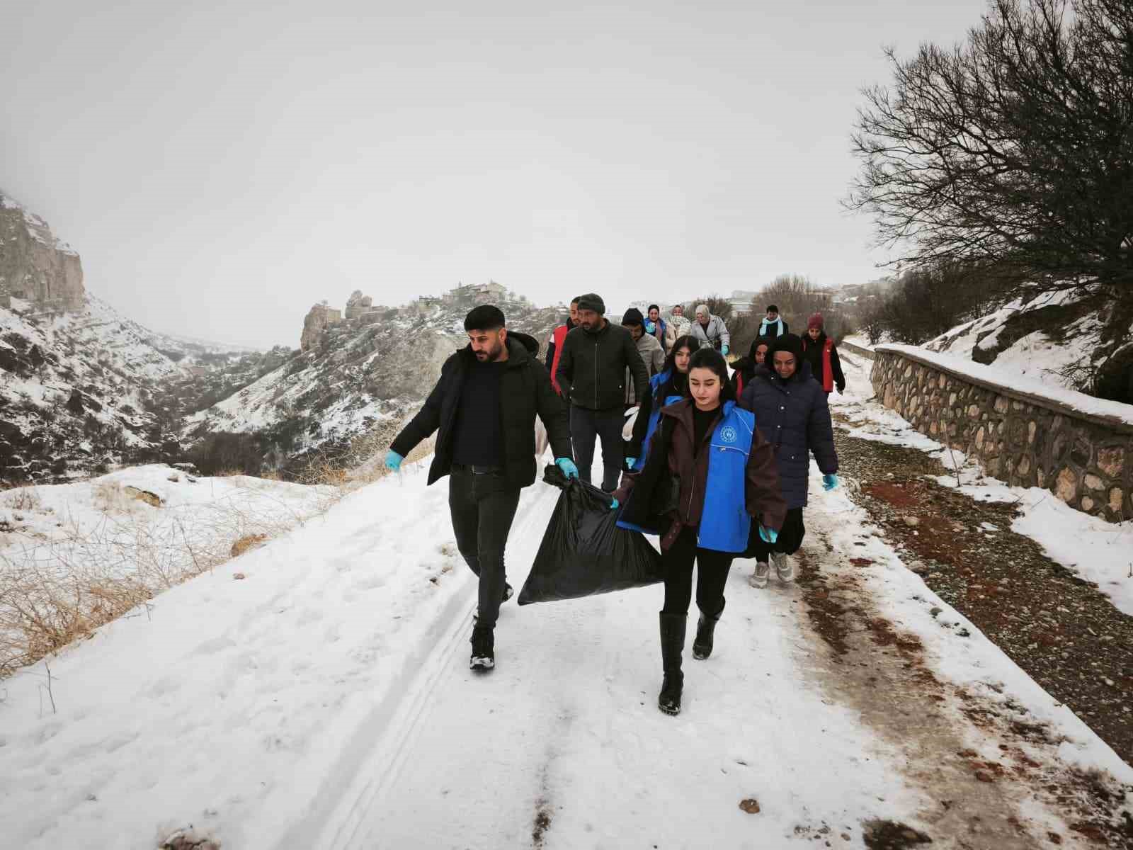 Tunceli&rsquo;de soğuk kışa sıcak dokunuş: Gen&ccedil;ler yaban hayatı i&ccedil;in seferber oldu
