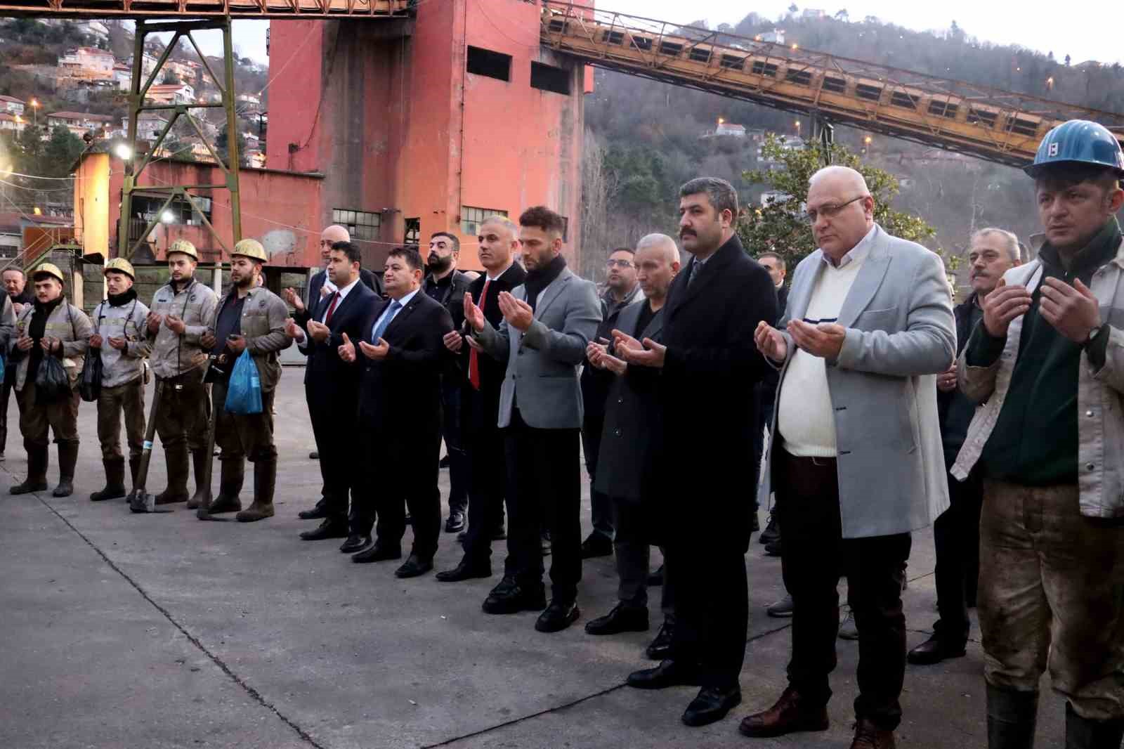 Maden ocağında hayatını kaybeden 8 iş&ccedil;i dualarla anıldı
