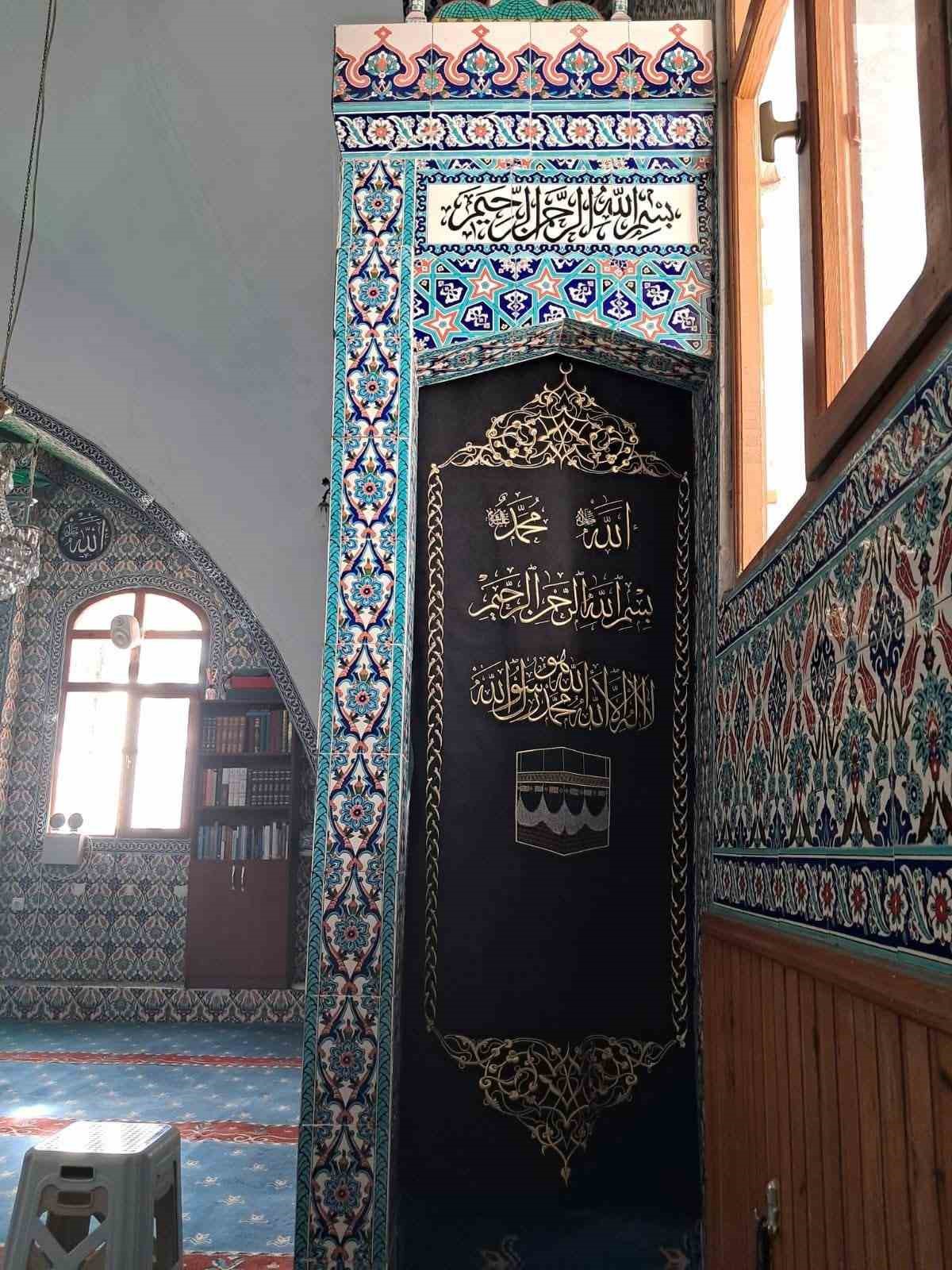 Tarihi B&uuml;ğd&uuml;z Mahalle Camii&rsquo;nin geleneksel motiflerle işlenen minber &ouml;rt&uuml;s&uuml; yenilendi
