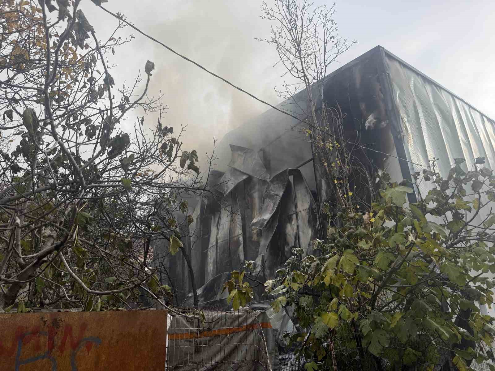 Esenyurt&rsquo;ta korkutan depo yangını: Dumanlar metrelerce y&uuml;kseldi
