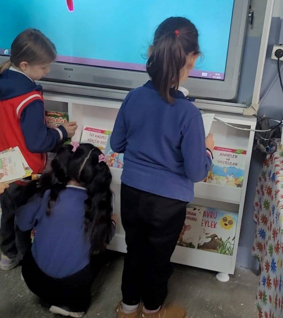 Altıntaş Zafer İlkokulu&rsquo;nda sınıflara kitaplık kazandırıldı
