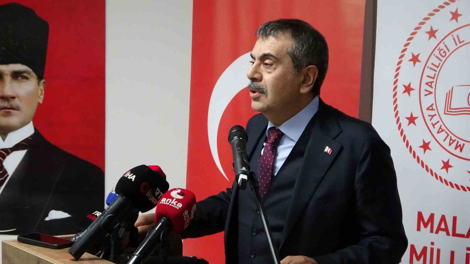 Bakan Tekin Malatya&rsquo;da g&ouml;rme engelli &ouml;ğrencilerle bir araya geldi
