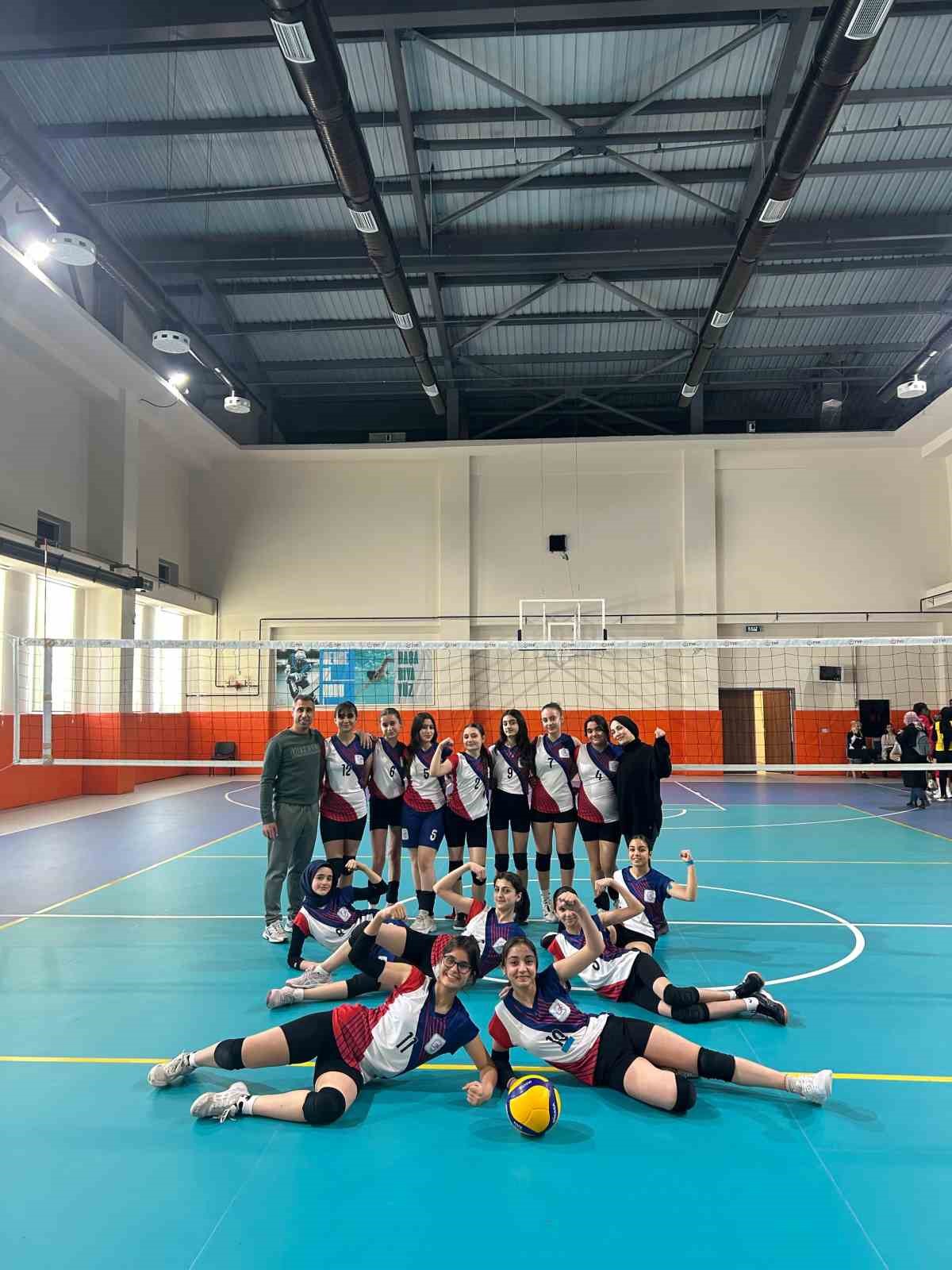 Selahaddin Eyyubi Ortaokulu yarı finallerde
