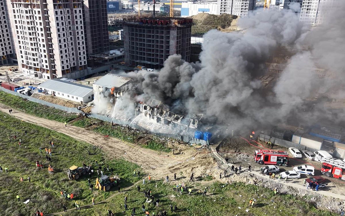 İş&ccedil;ilerin kaldığı konteynerde &ccedil;ıkan yangın kontrol altına alındı
