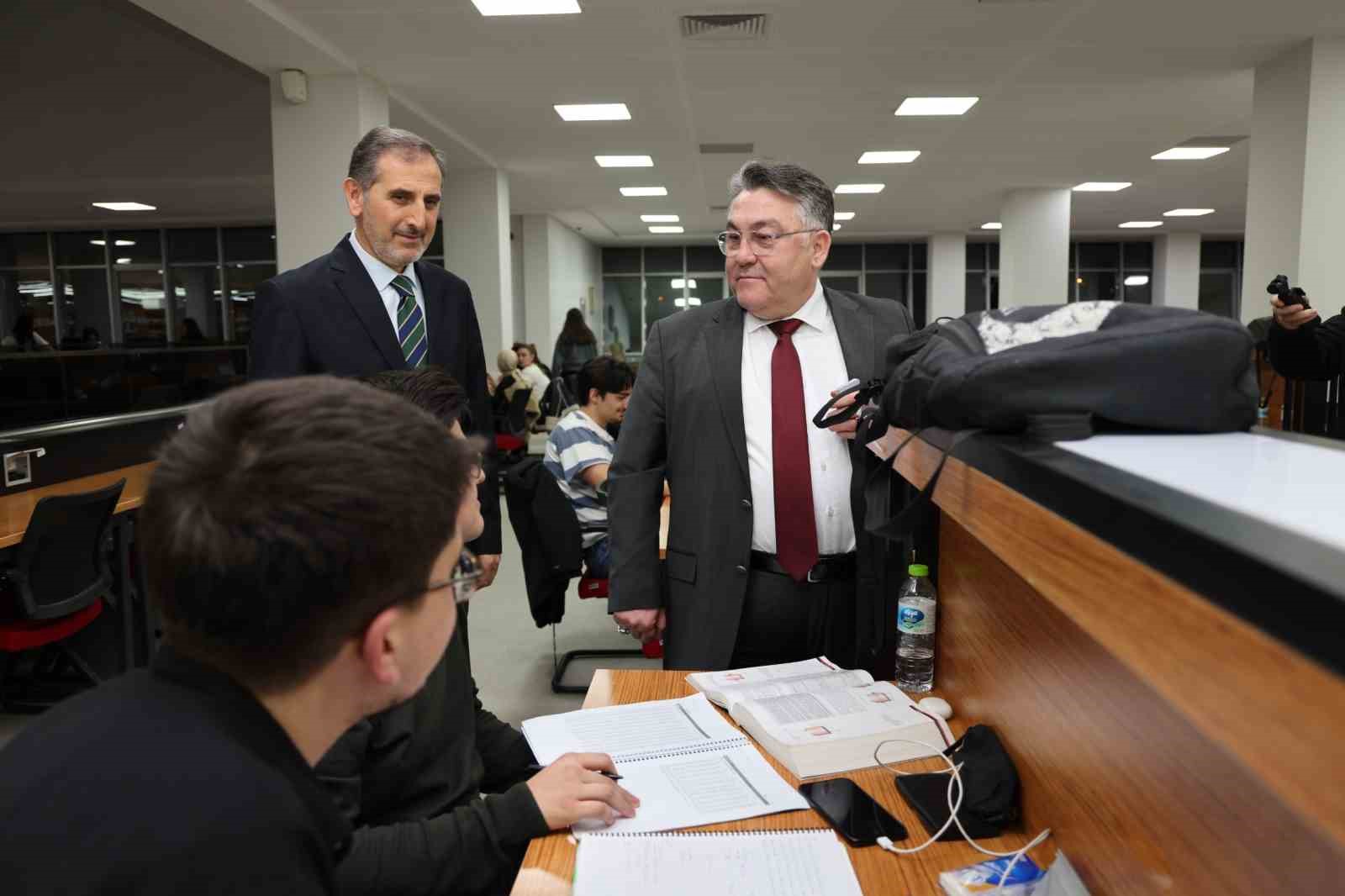 Rekt&ouml;r &Ouml;z&ouml;l&ccedil;er&rsquo;den final haftasında &ouml;ğrencilere moral ziyareti
