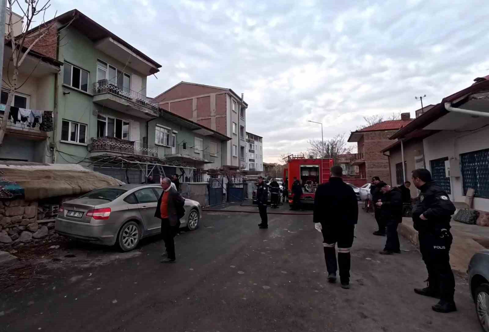 Aksaray&rsquo;da 2 katlı binada yangın: 5 kişi dumandan etkilendi
