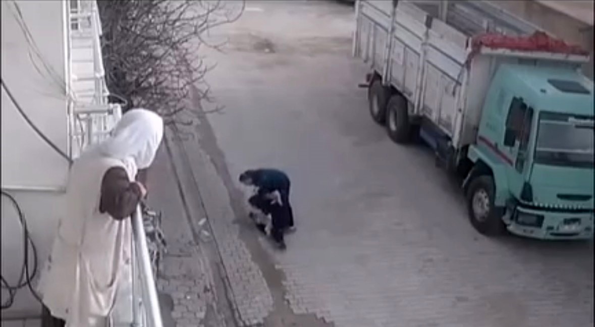 Mardin&rsquo;de bebekli anneye ve &ccedil;ocuğa saldıran şahıs tutuklandı
