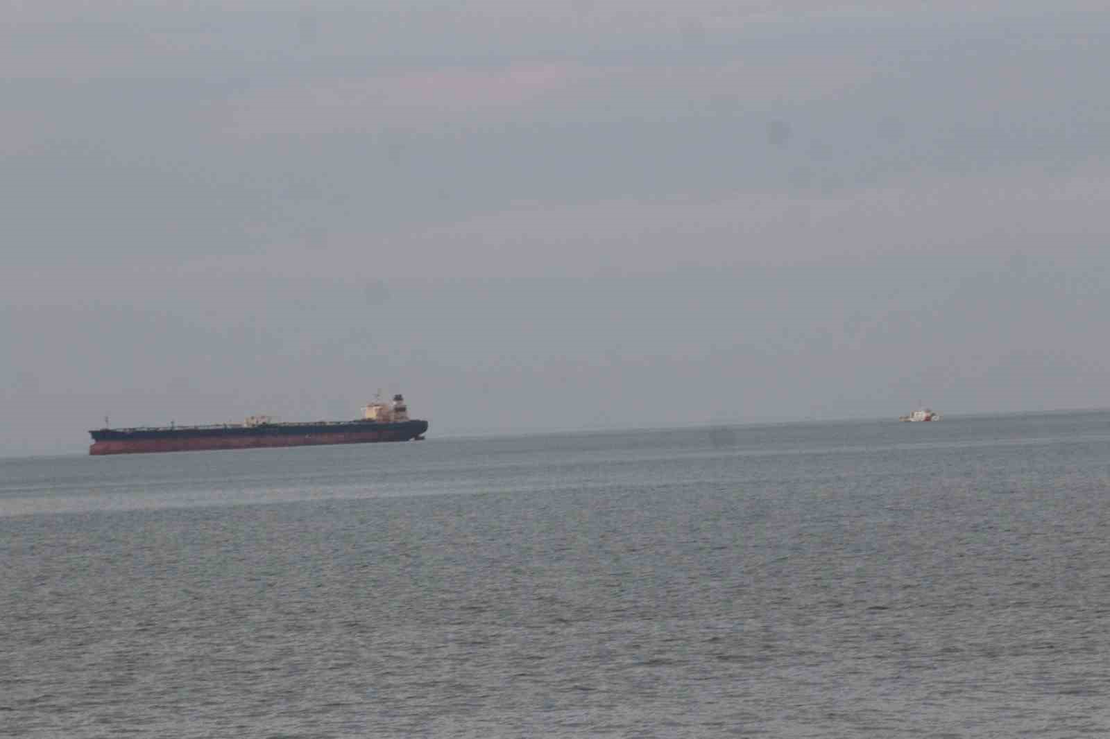 Karadeniz&rsquo;de isabet alan petrol tankeri İnebolu&rsquo;da demirledi
