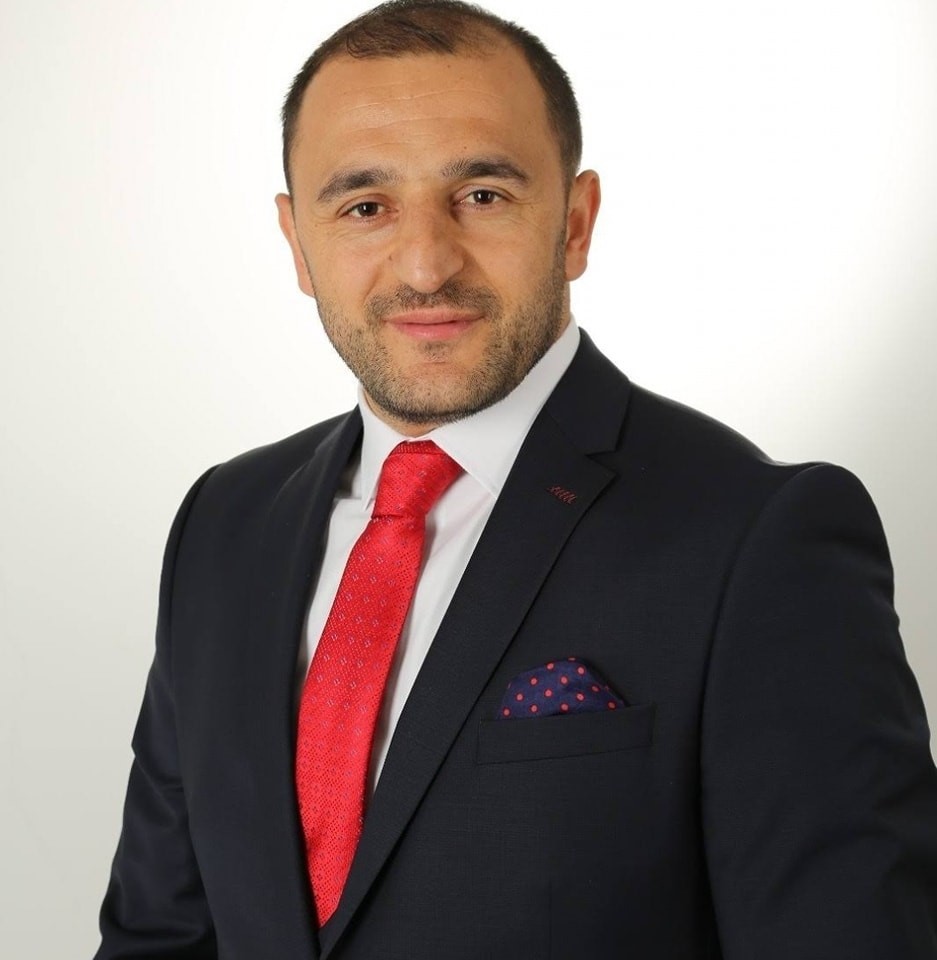 Eski S&uuml;rmene Belediyesi Başkan Yardımcısı bı&ccedil;aklı saldırıda hayatını kaybetti
