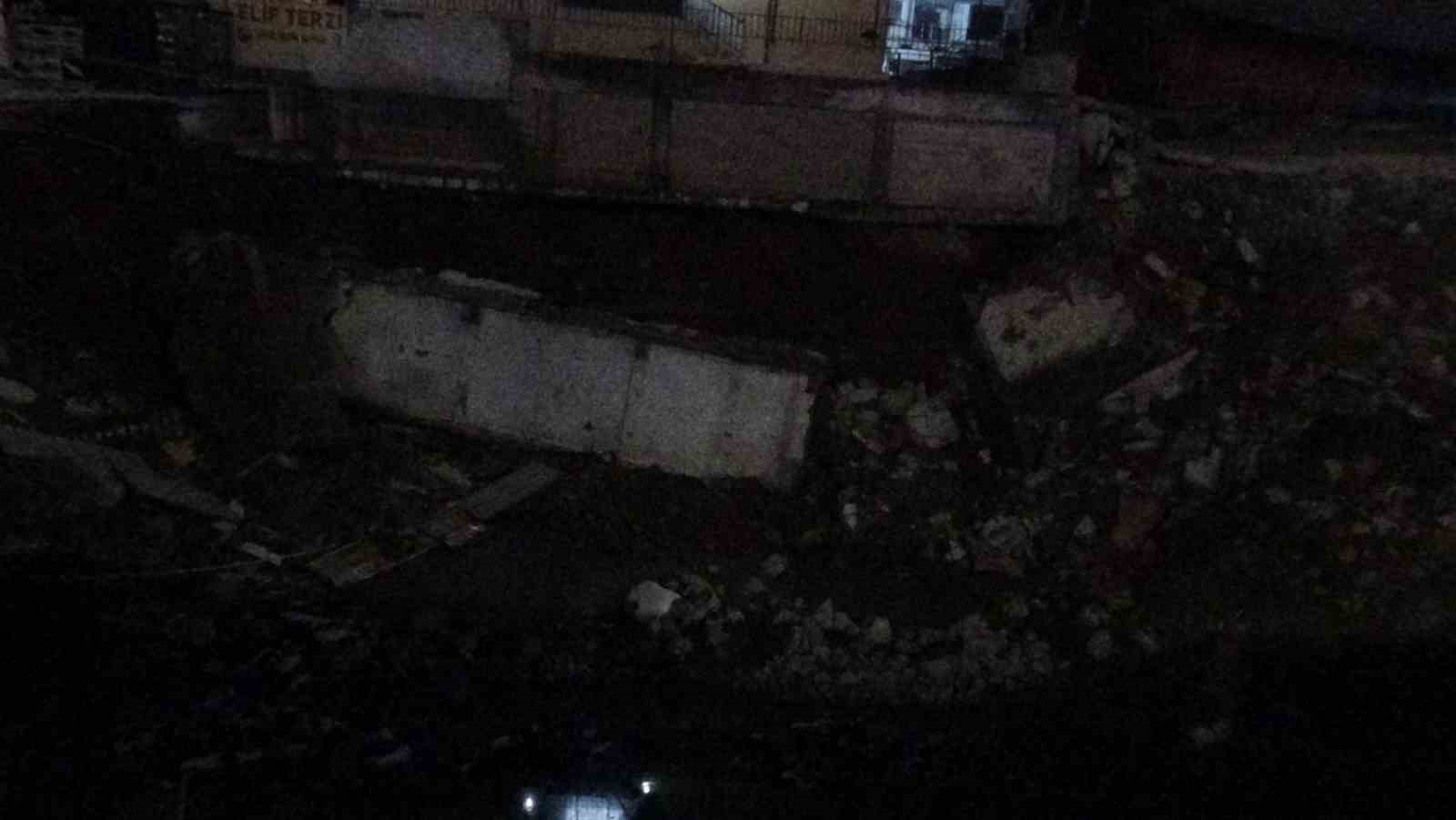 İstinat duvarı &ccedil;&ouml;ken binadaki vatandaşlar tahliye edildi
