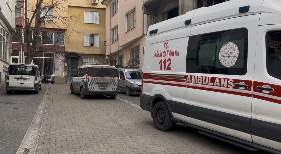 Evinde istiflediği giysi yığınlarının arasında &ouml;l&uuml; bulundu
