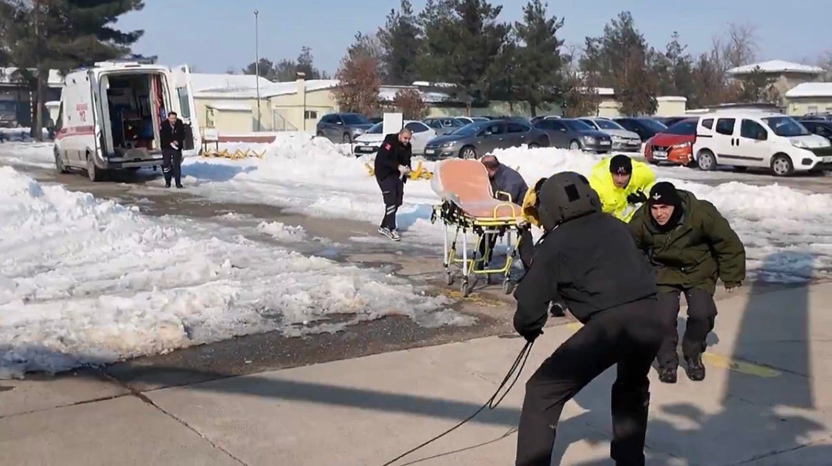Diyarbakır&rsquo;da rahatsızlığı bulunan vatandaş, jandarma helikopteriyle hastaneye sevk edildi
