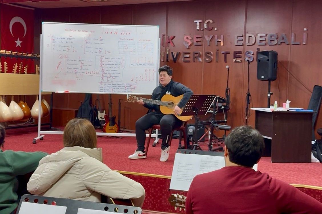 BŞE&Uuml;&rsquo;de gitar ve bağlama kursları devam ediyor
