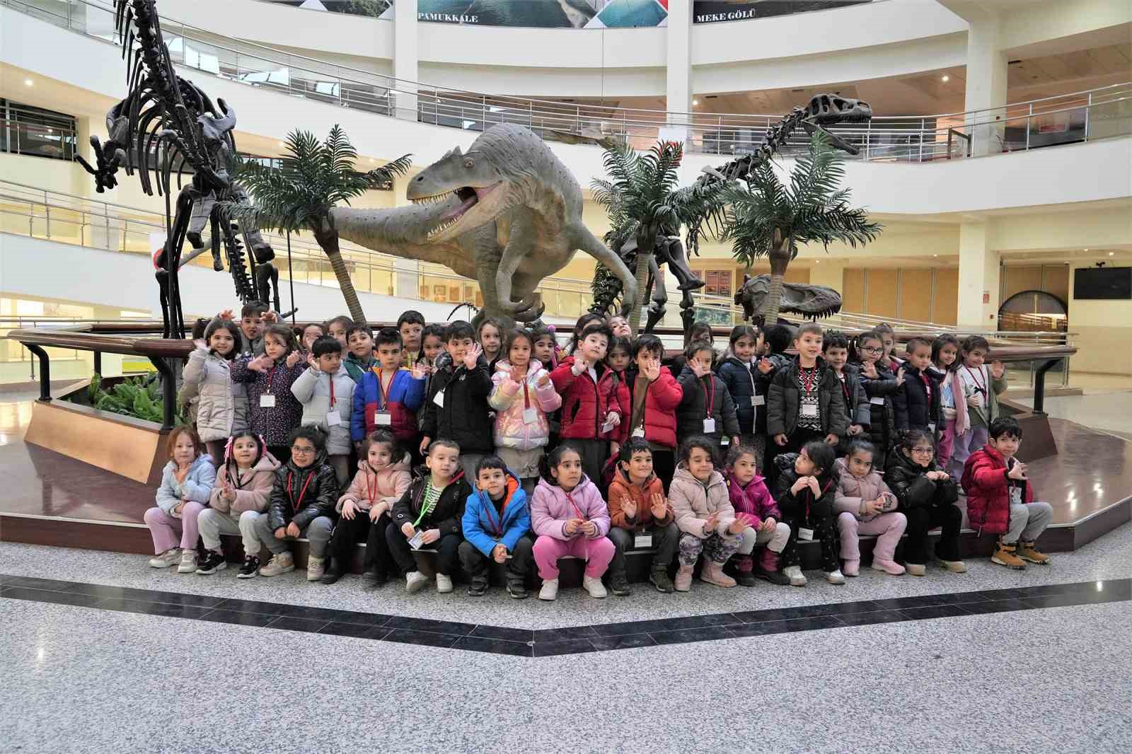 Ke&ccedil;i&ouml;renli minikler tabiat tarihiyle buluştu
