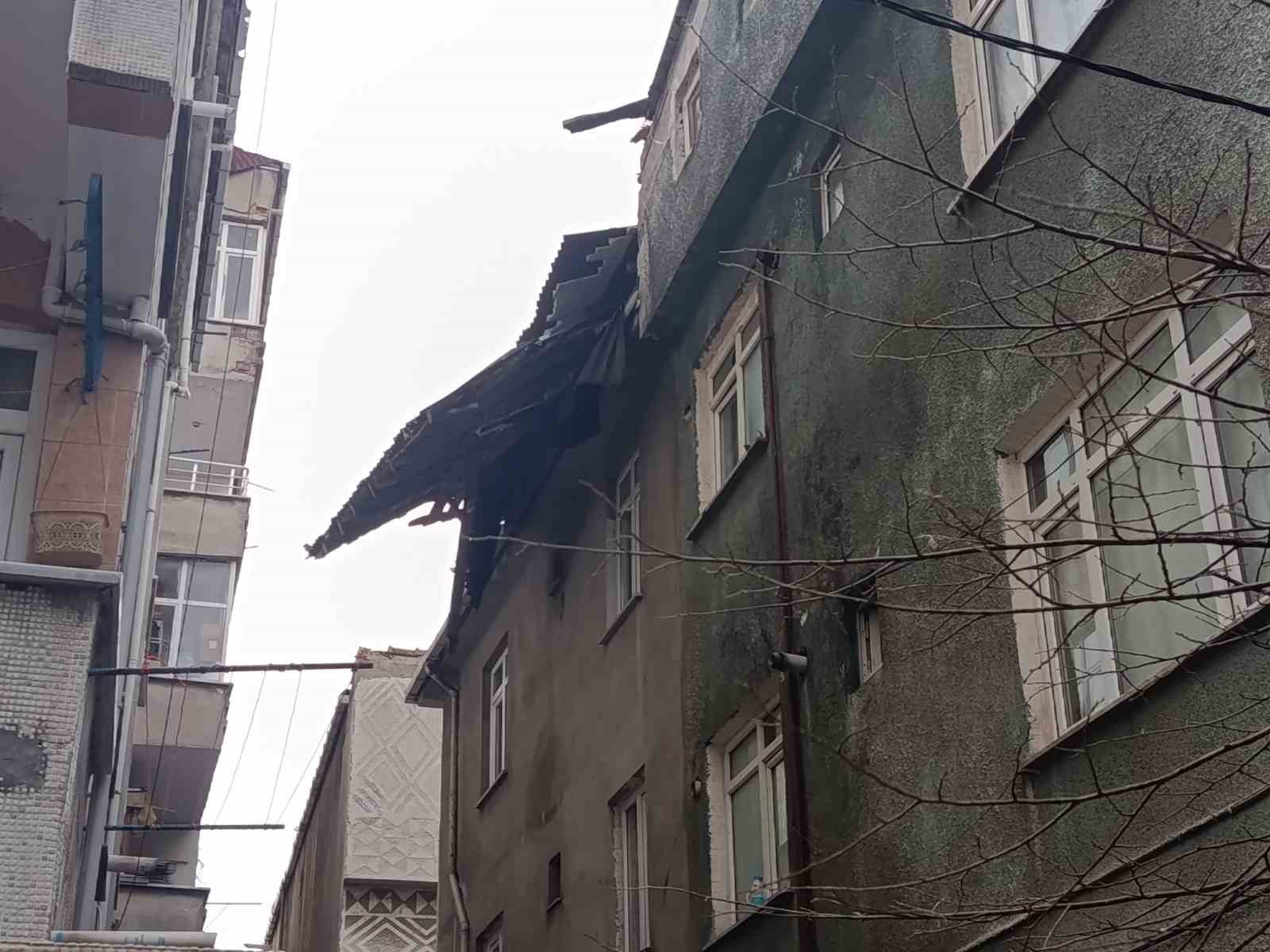 Fırtınanın etkisiyle u&ccedil;an &ccedil;atı paniğe yol a&ccedil;tı
