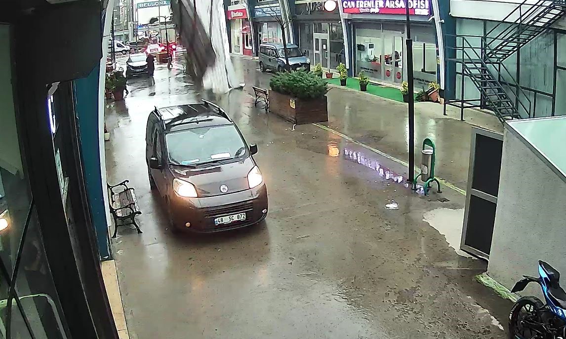 Avcılar&rsquo;da fırtına iş yerinin &ccedil;atısının u&ccedil;ma anı kamerada
