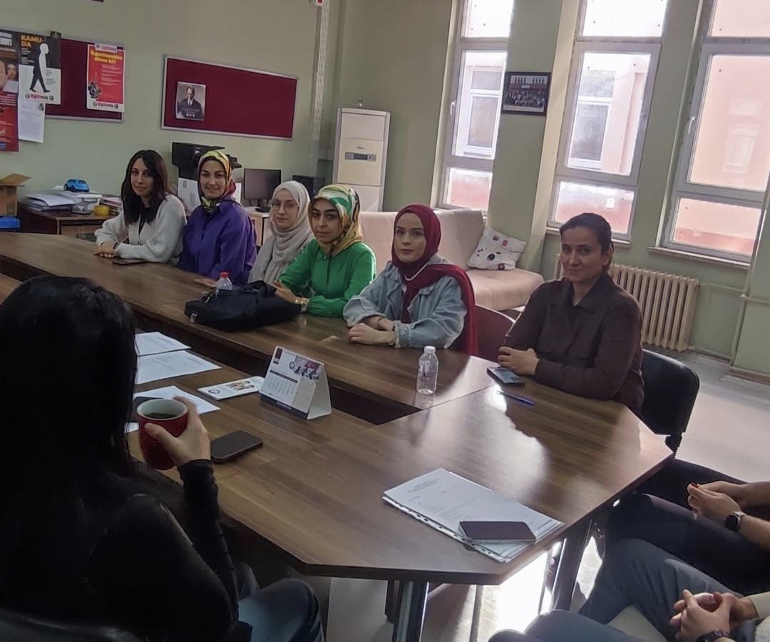 M&uuml;d&uuml;r Tuba Sinan: "Meslek liseleri, nitelikli iş g&uuml;c&uuml;n&uuml;n yetişmesinde kilit rol oynuyor"
