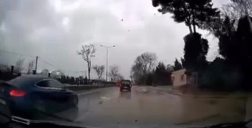 Fırtınanın ağacı devirme anı kamerada