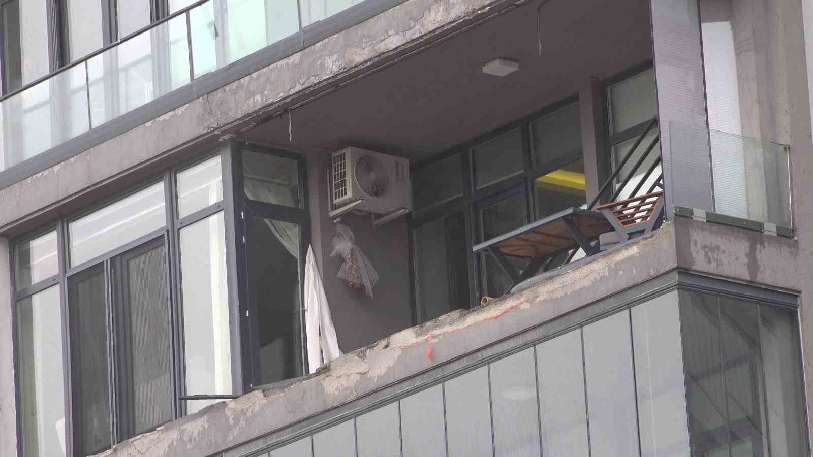 L&uuml;ks sitenin cam balkonları lodosla beraber u&ccedil;tu
