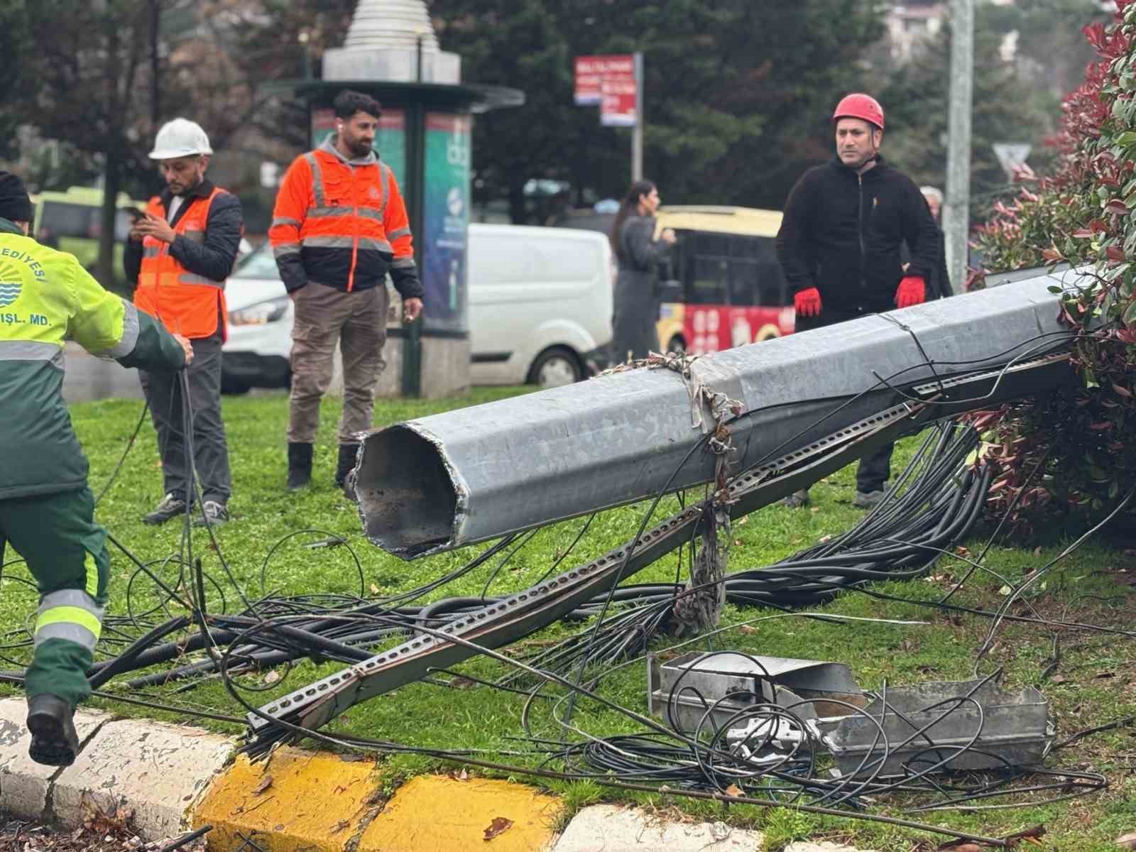 Sarıyer&rsquo;de fırtına etkili oldu: Baz istasyonu ve ağa&ccedil; devrildi
