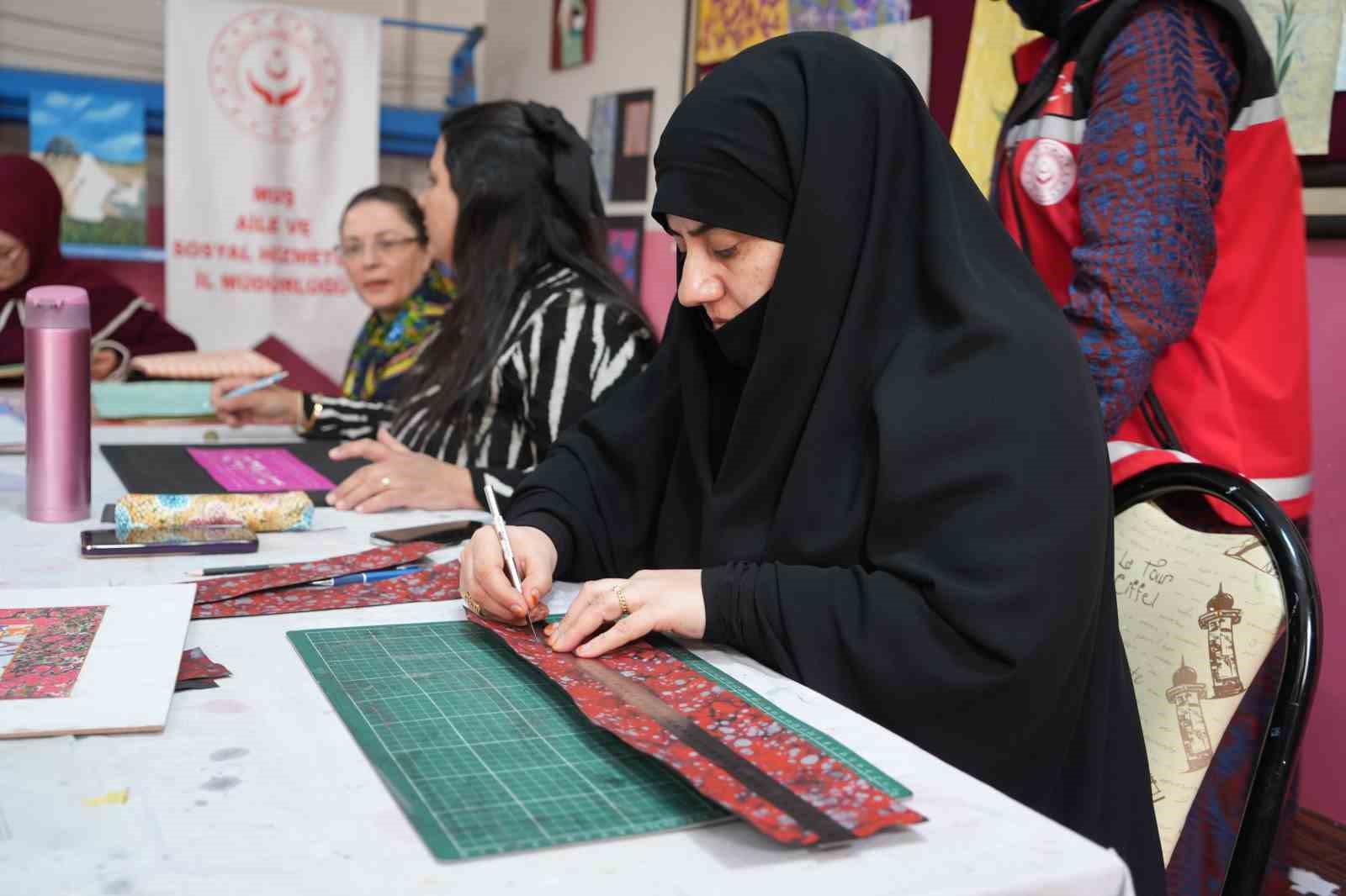 Muş&rsquo;ta şehit yakınları ve gazilere y&ouml;nelik ebru kursu yoğun ilgi g&ouml;rd&uuml;
