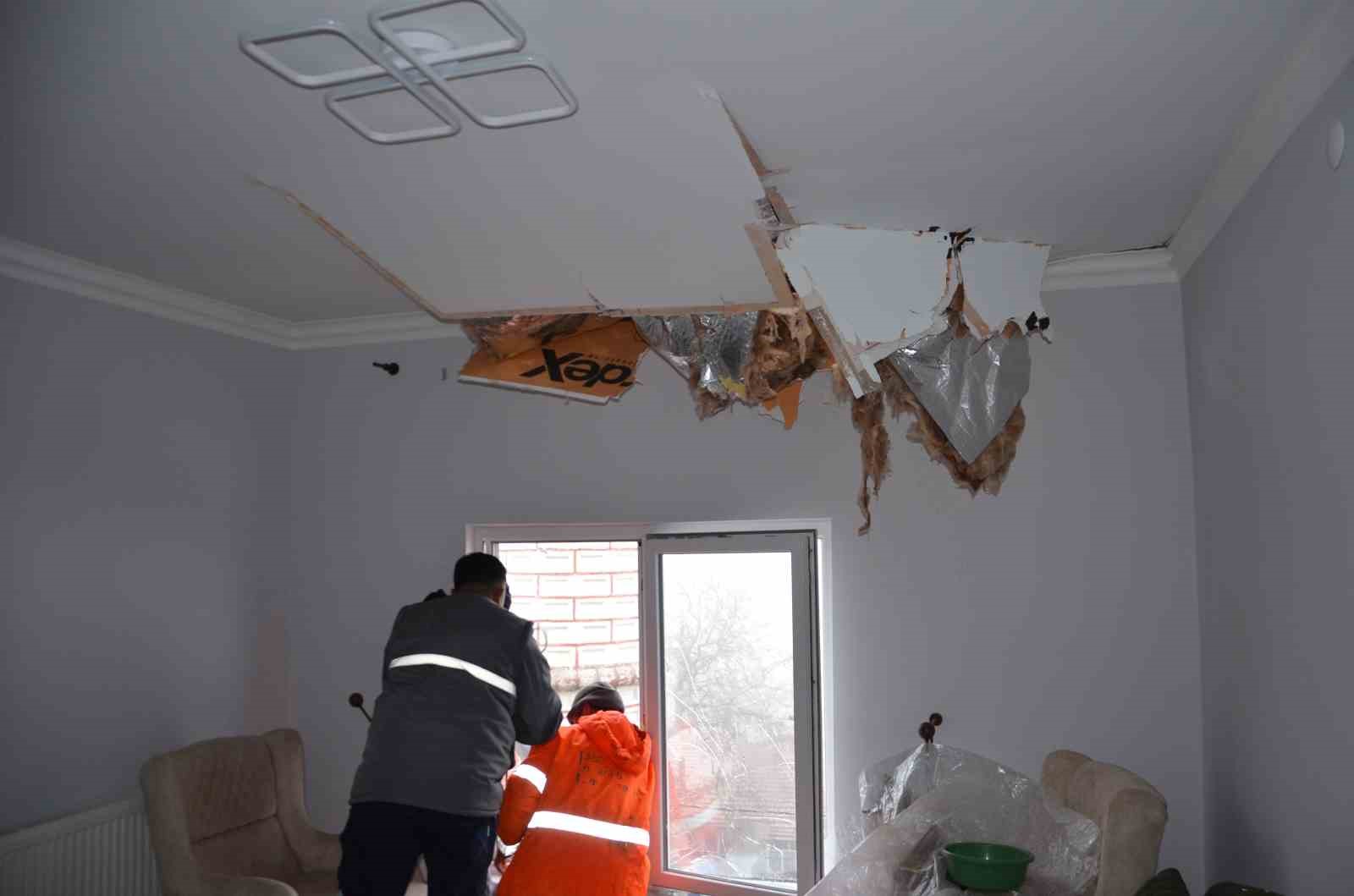 Demirci&rsquo;de şiddetli fırtına cami minaresini yıktı
