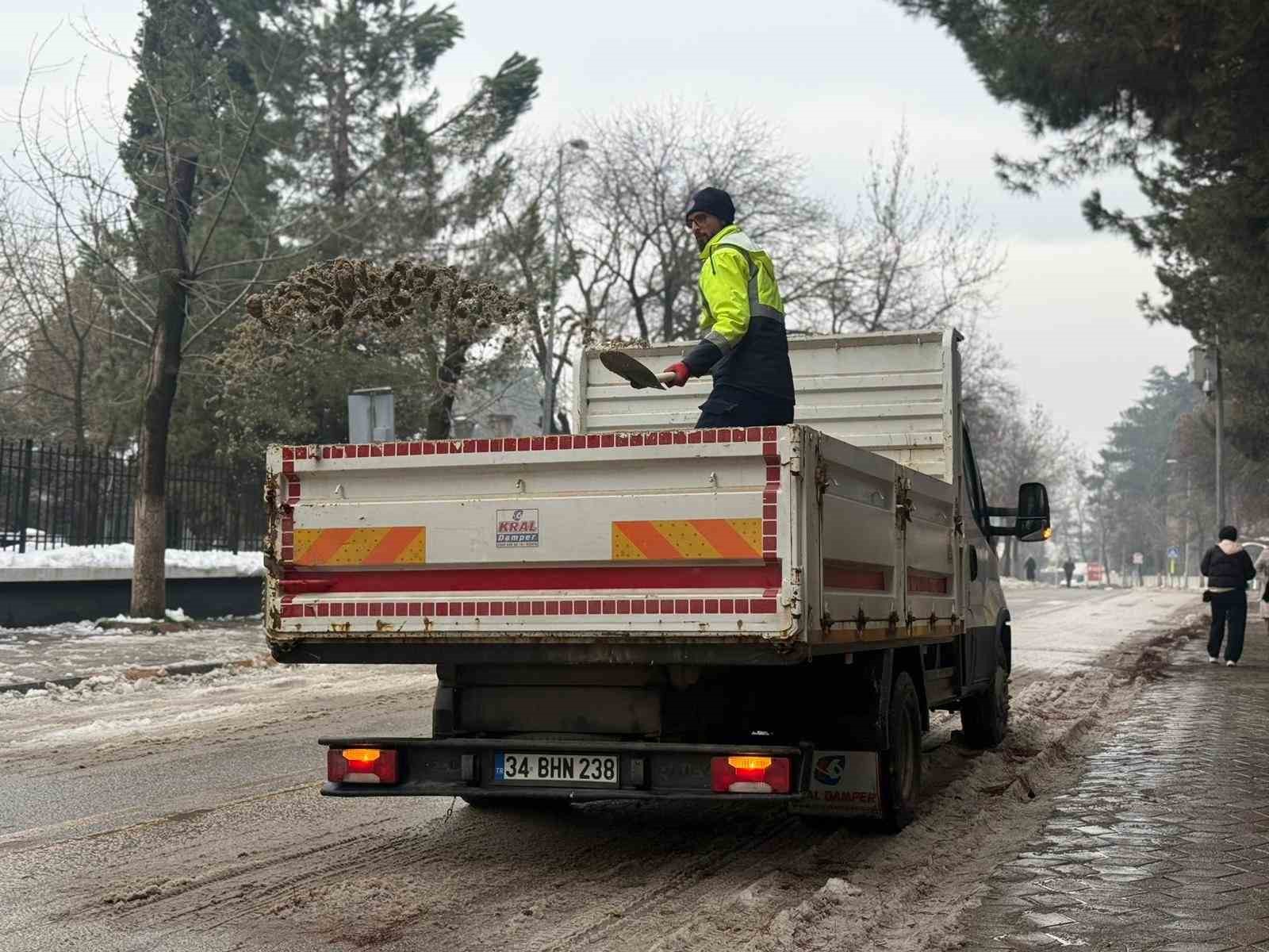 Karabük Belediyesi kar temizleme çalışmaları sürüyor