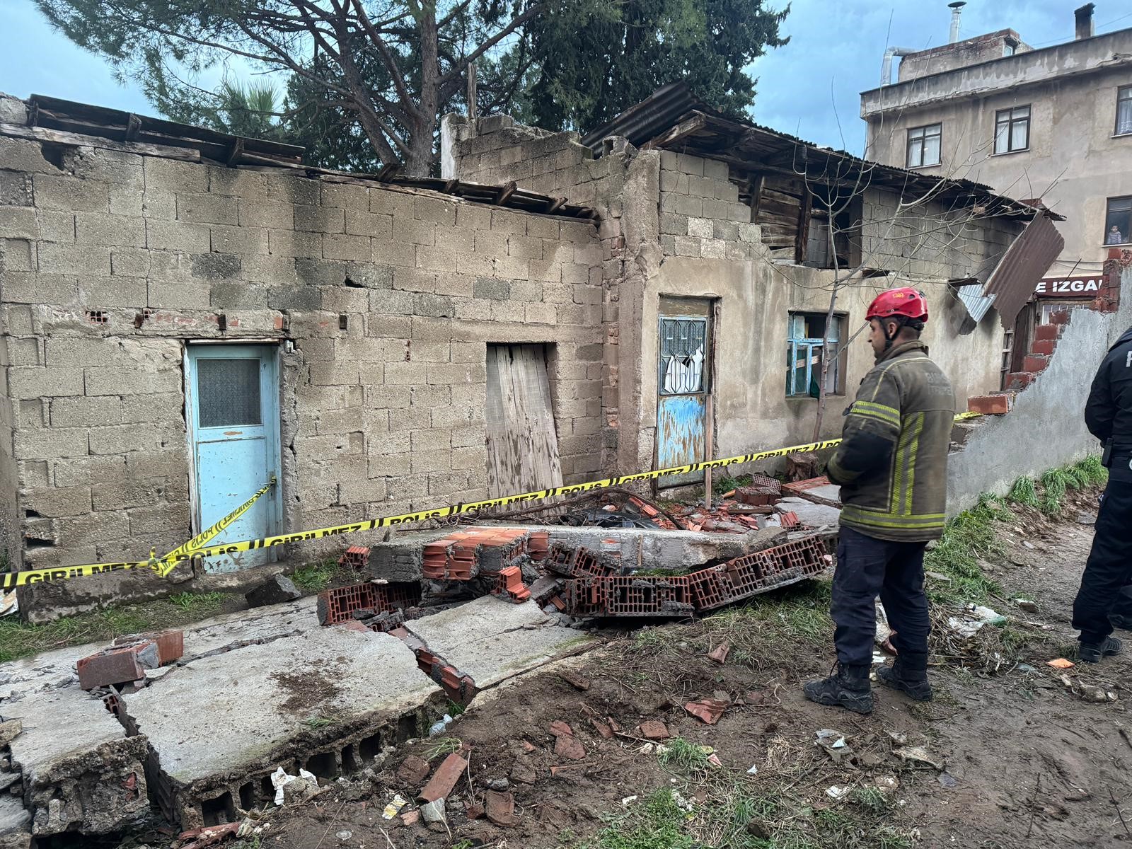 Lodosta yıkılan duvarın altında kalan genç hayatını kaybetti